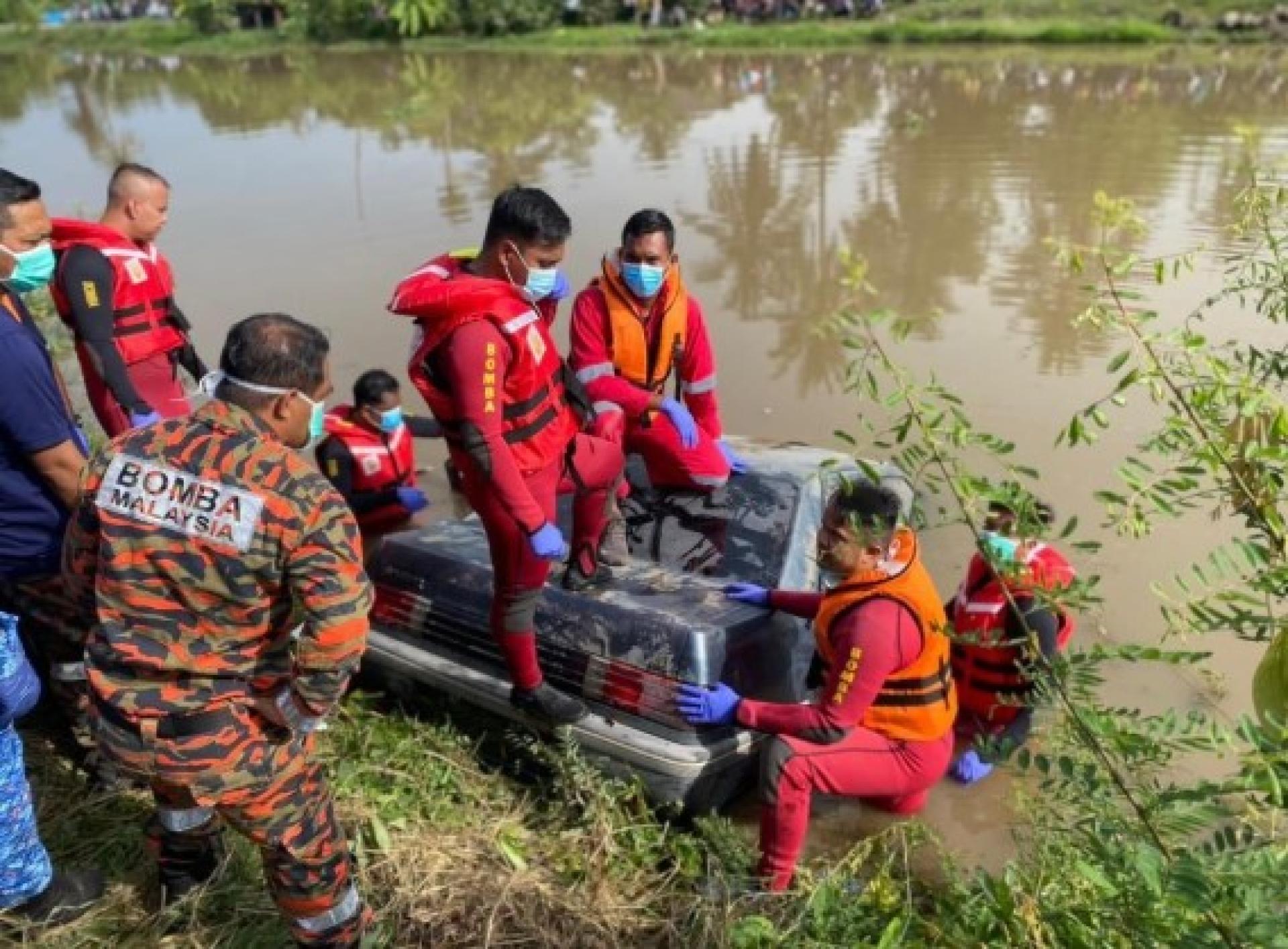这1家6口被发现困在一辆沉入哥洛河（Sungai Korok）的宝腾赛佳Iswara轿车内，车上全员罹难。