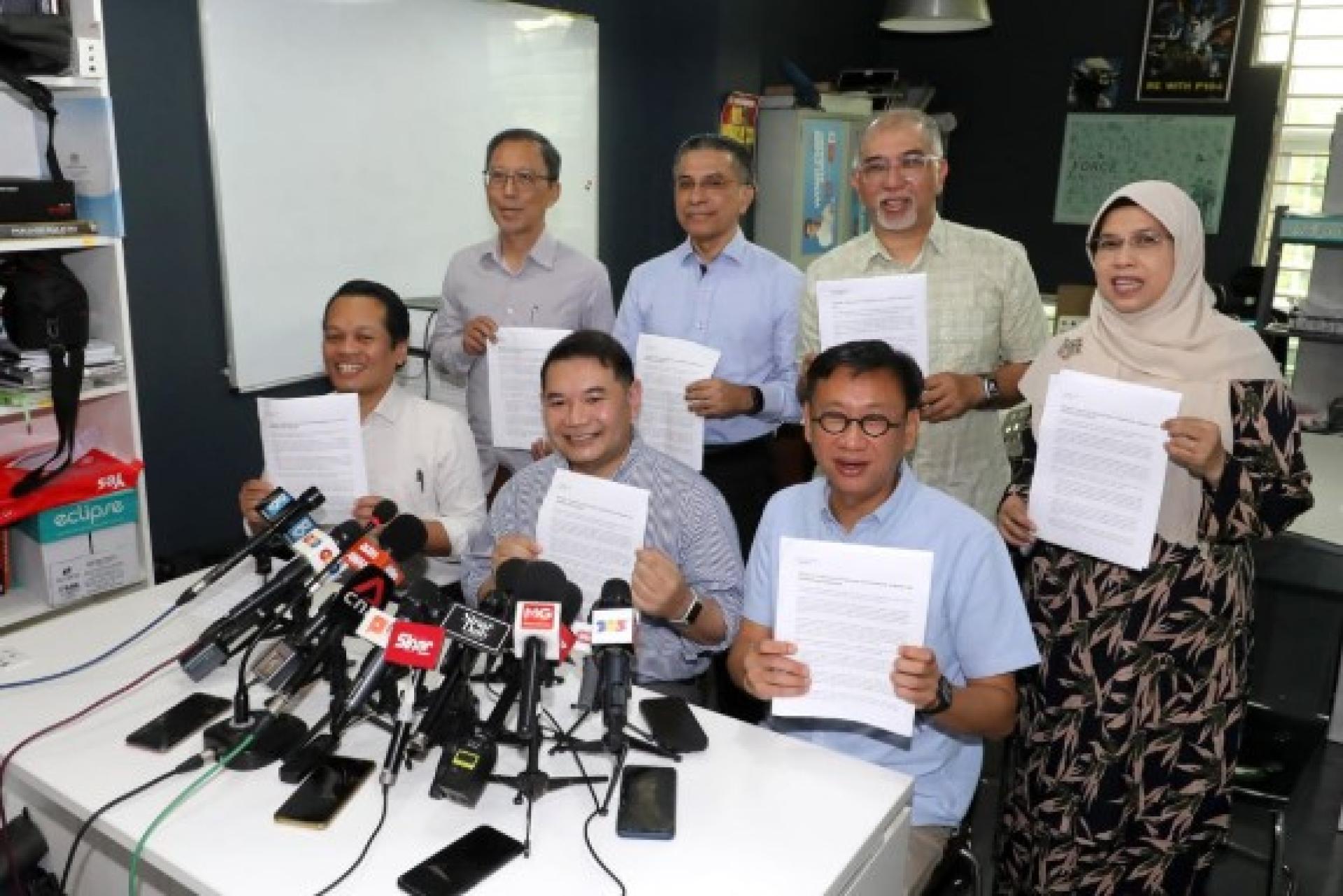 由前经济部长拿督斯里拉菲兹为首的9名人民公正党国会议员，要求政府成立皇家调查委员会，彻查近期发生的法官遴选争议。