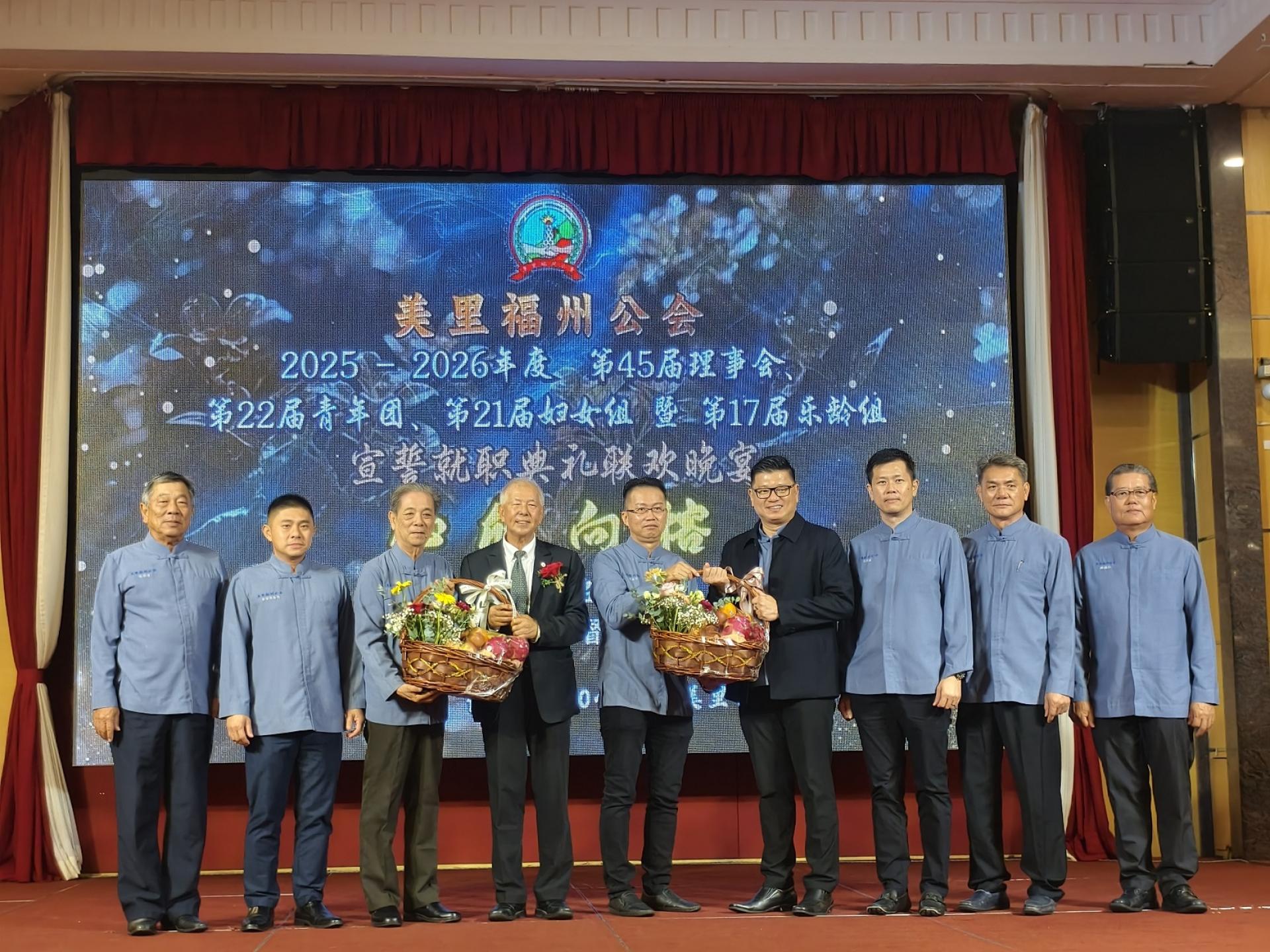 主席黄志滨（左3）、筹备会主席黄新昇（左5）在署理主席与4位副主席陪同，赠送纪念品给主  宾砂旅游部副部长拿督陈超耀（右6）与特别嘉宾俞小珊，由代表范宏祥（右4）接领。