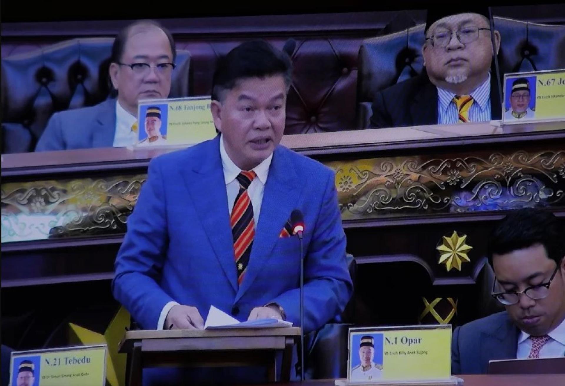 比利在砂拉越立法议会支持《2025年议席组成法案》时发言。