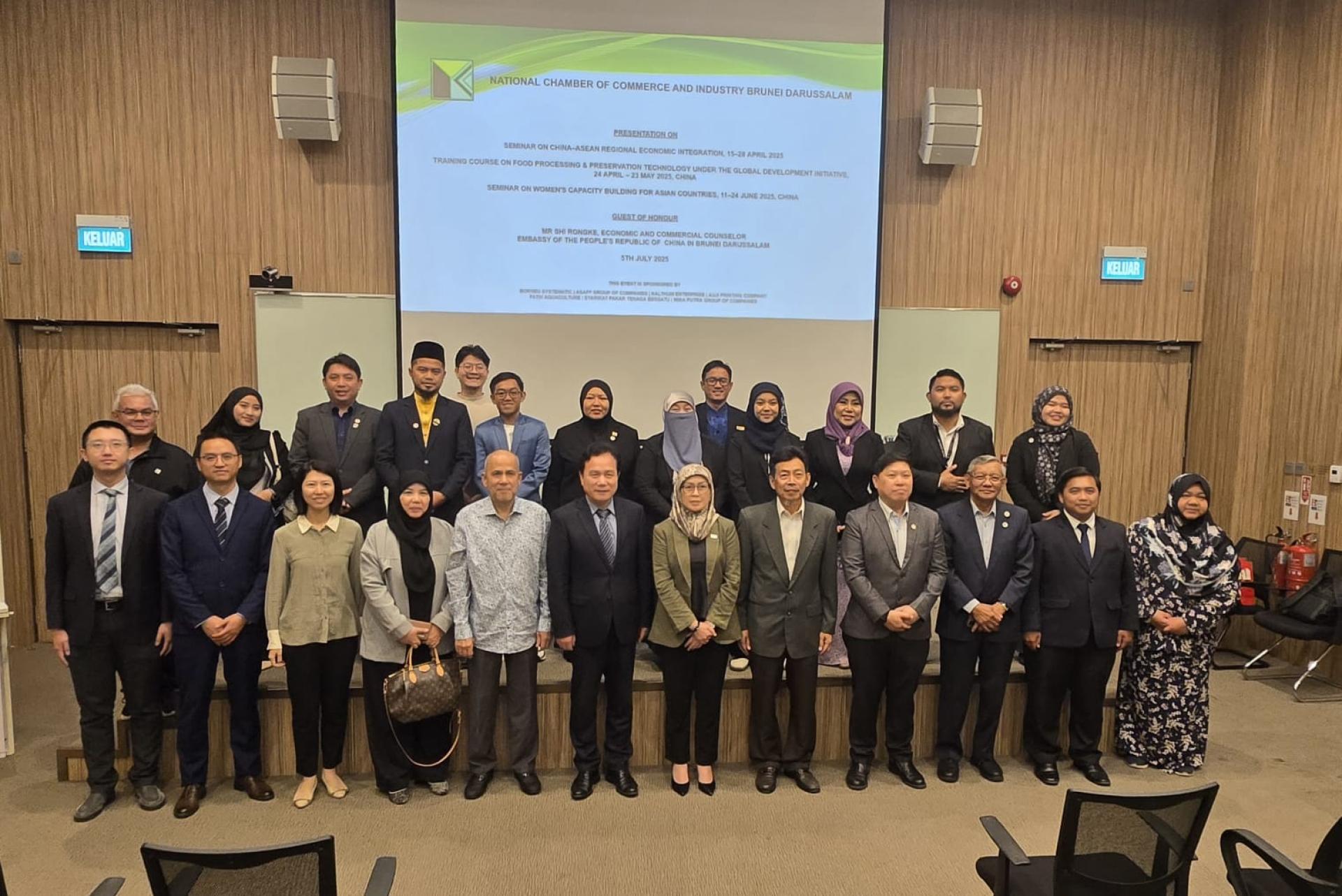出席研讨会开幕礼的嘉宾及汶莱国家工商会成员合影