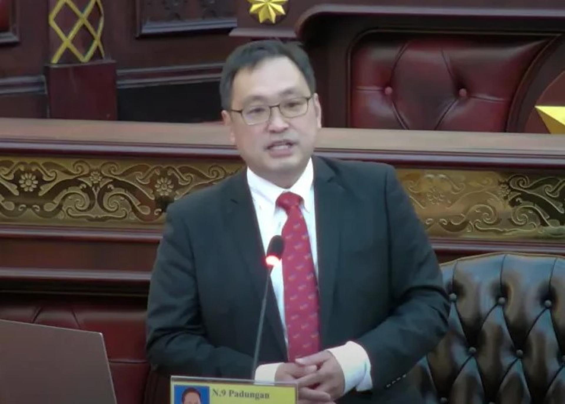 健仁于2025年7月7日在砂拉越立法议会，就《2025年议会成员组成法案》发表辩论（图截自砂公共通讯组 UKAS YouTube直播画面）。