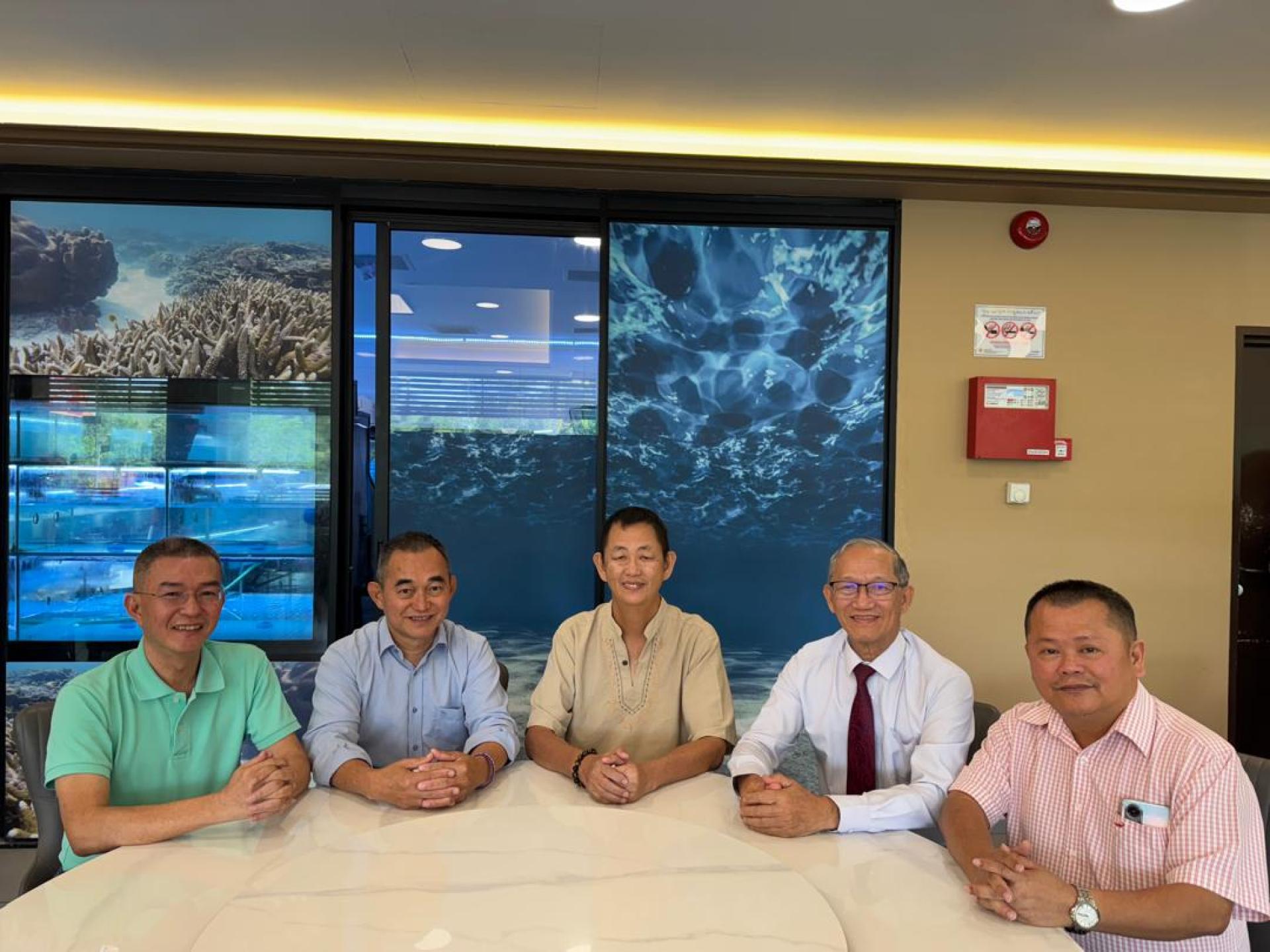 （中）红狼娱乐制作总裁杨镇声与筹委会成员合影，左起为杨道生、刘坤璋、包平生、杨道民。