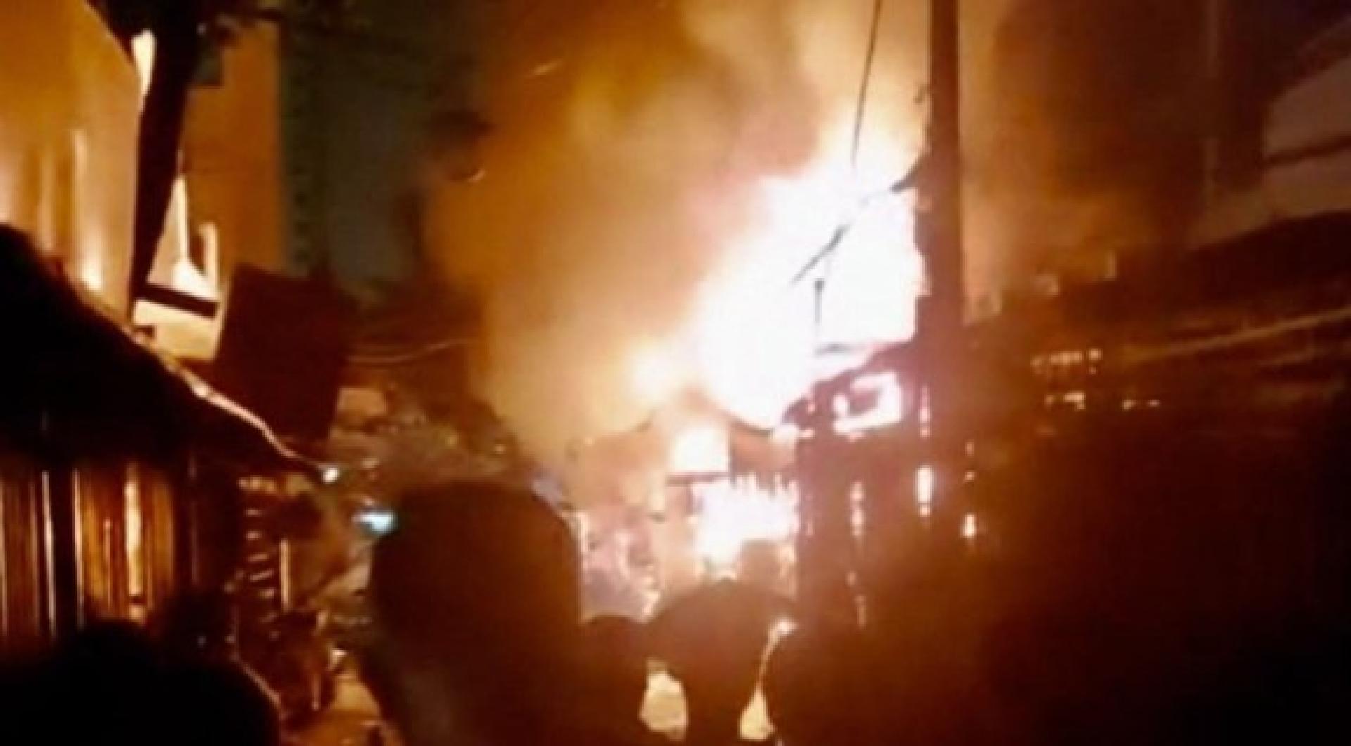 现场火势猛烈并伴有多次爆炸。