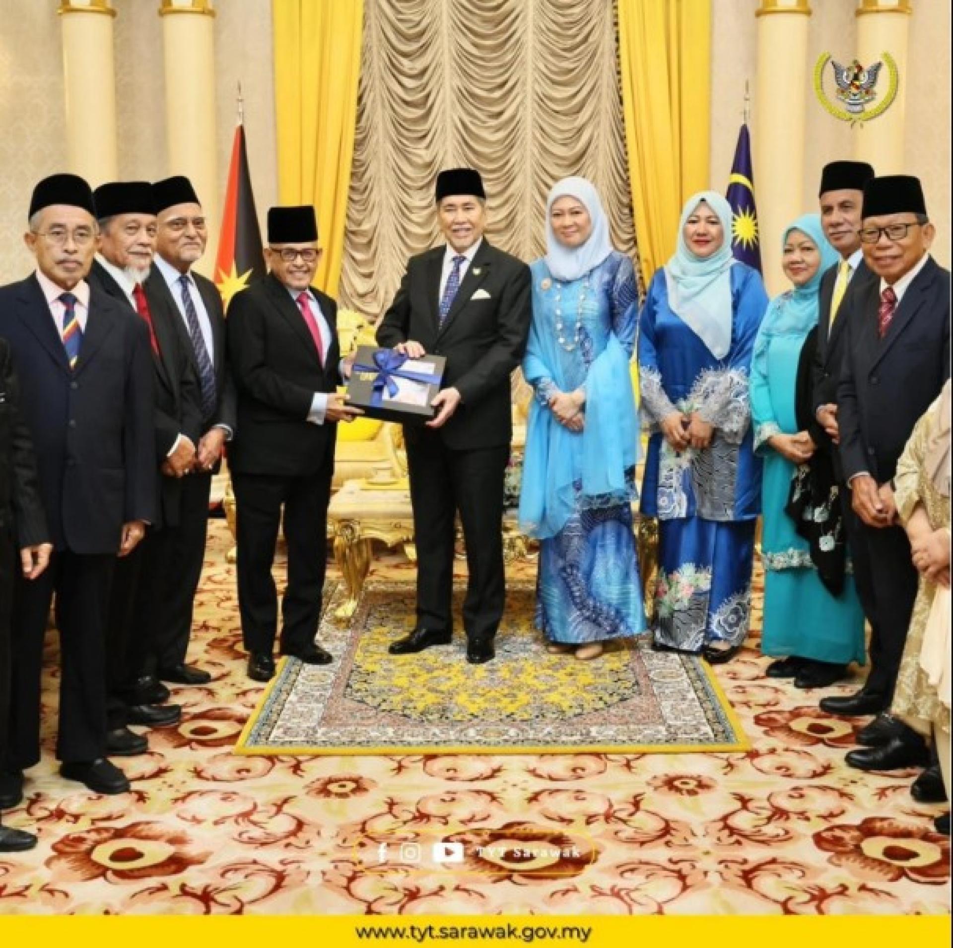 敦旺朱乃迪从马来西亚前国会议员理事会（MUBARAK）代表团接领纪念品。