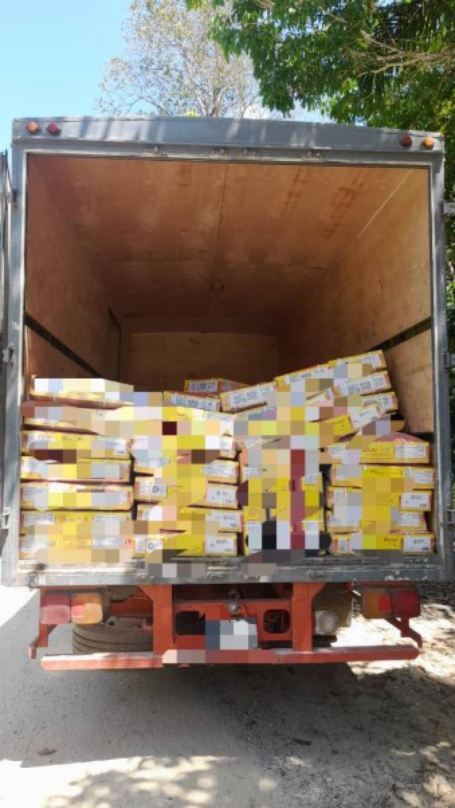 执法队伍在“尖牙警戒边境行动”（Ops Taring Awas Batas）中截获的罗里装满冷冻食品箱。