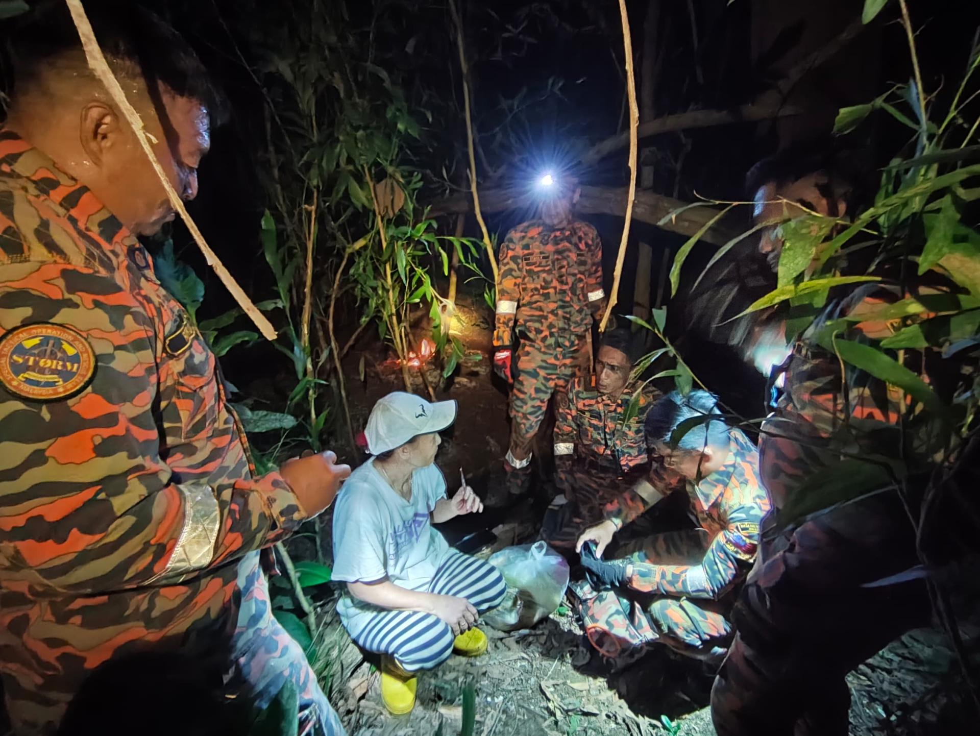 消拯局搜救人员连夜深入林区，成功寻回迷路老妇现场情形。