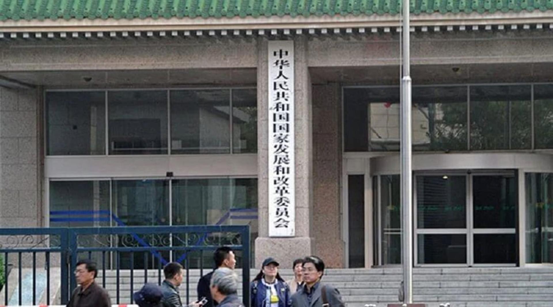 中国国家发改委称，本次增加中央预算内的投资将实施1975个专案，预计吸纳带动31万名重点群体就近就业。