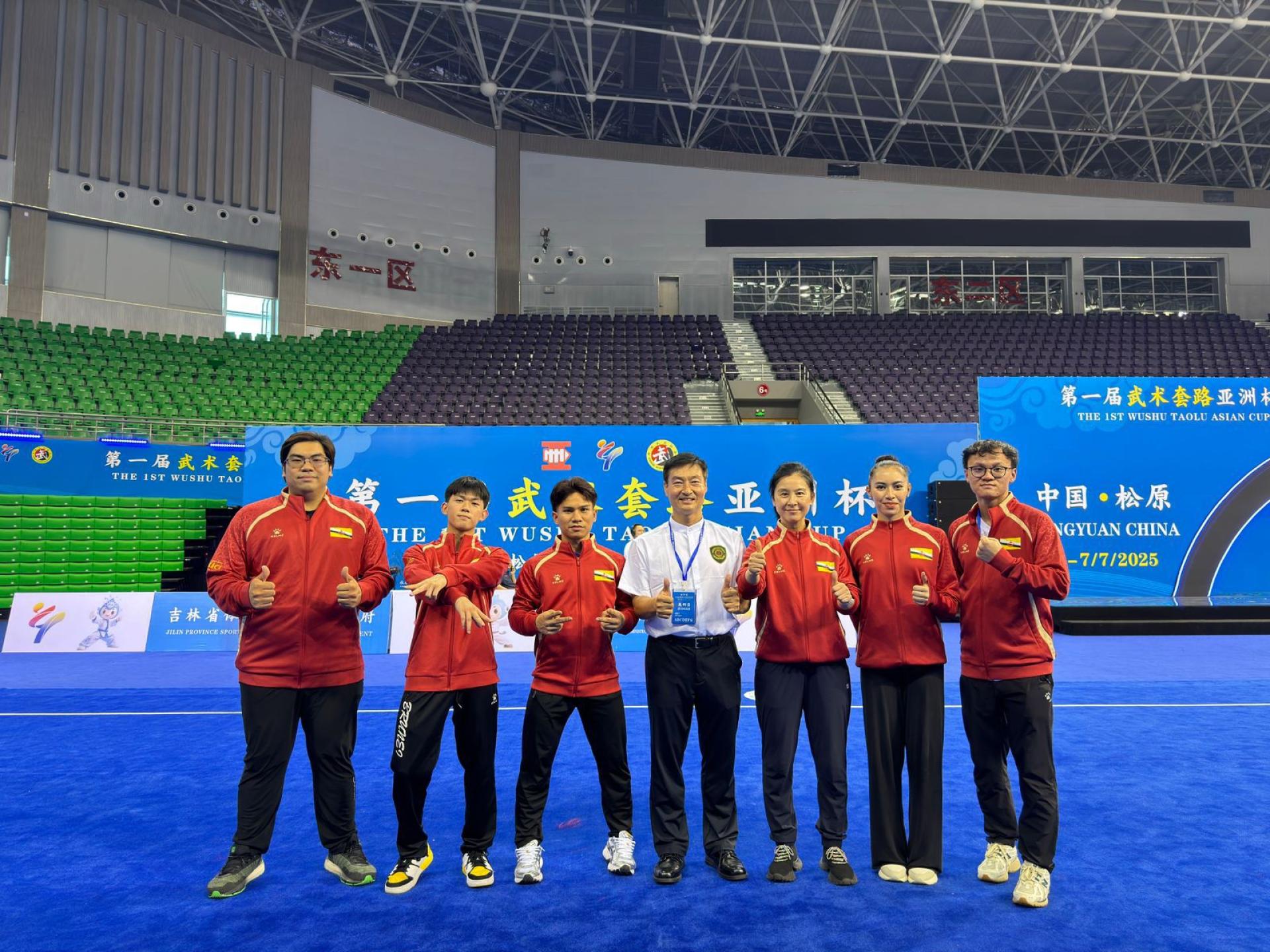 李辉教练、赵春捷教練与武术运动员合影
