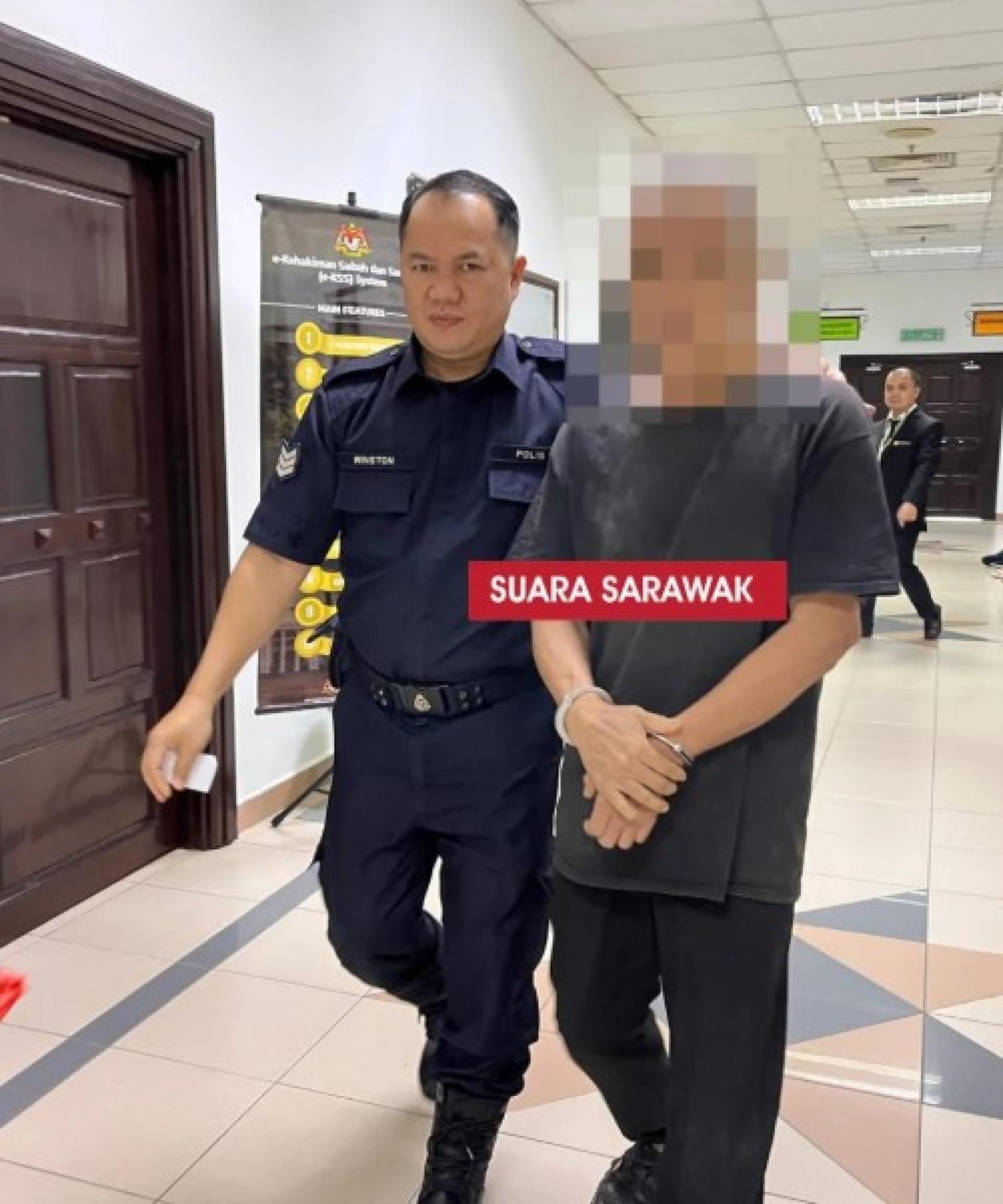 被告由警员带出地庭第四法庭。