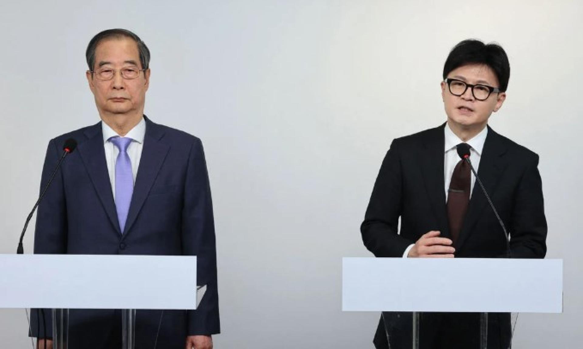 韩东勋（右）与总理韩德洙举行联合记者会。