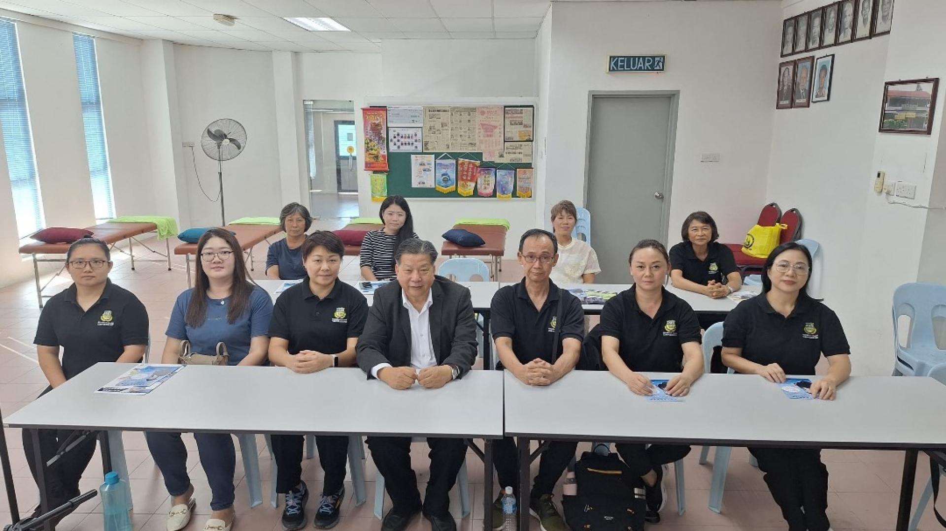 江宗兴（前排中）与亚洲中医技职学院的美里第三届中医推拿学员合影。
