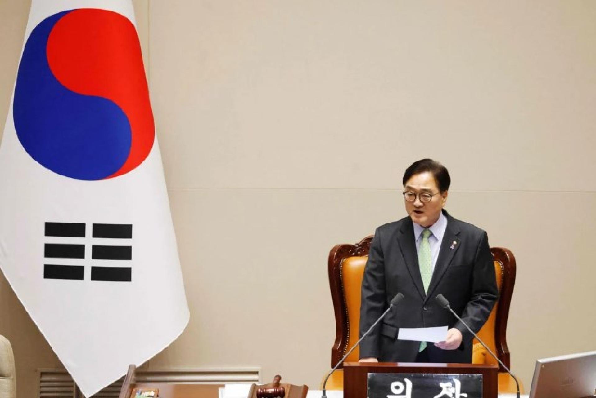韩国国会议长禹元植7日主持弹劾总统案。