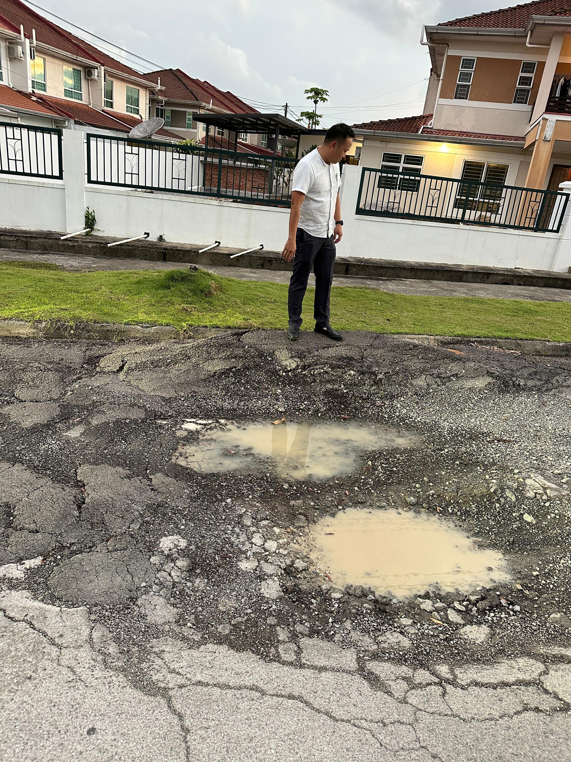张健仁特别助理江峰年视察相关影响的道路。