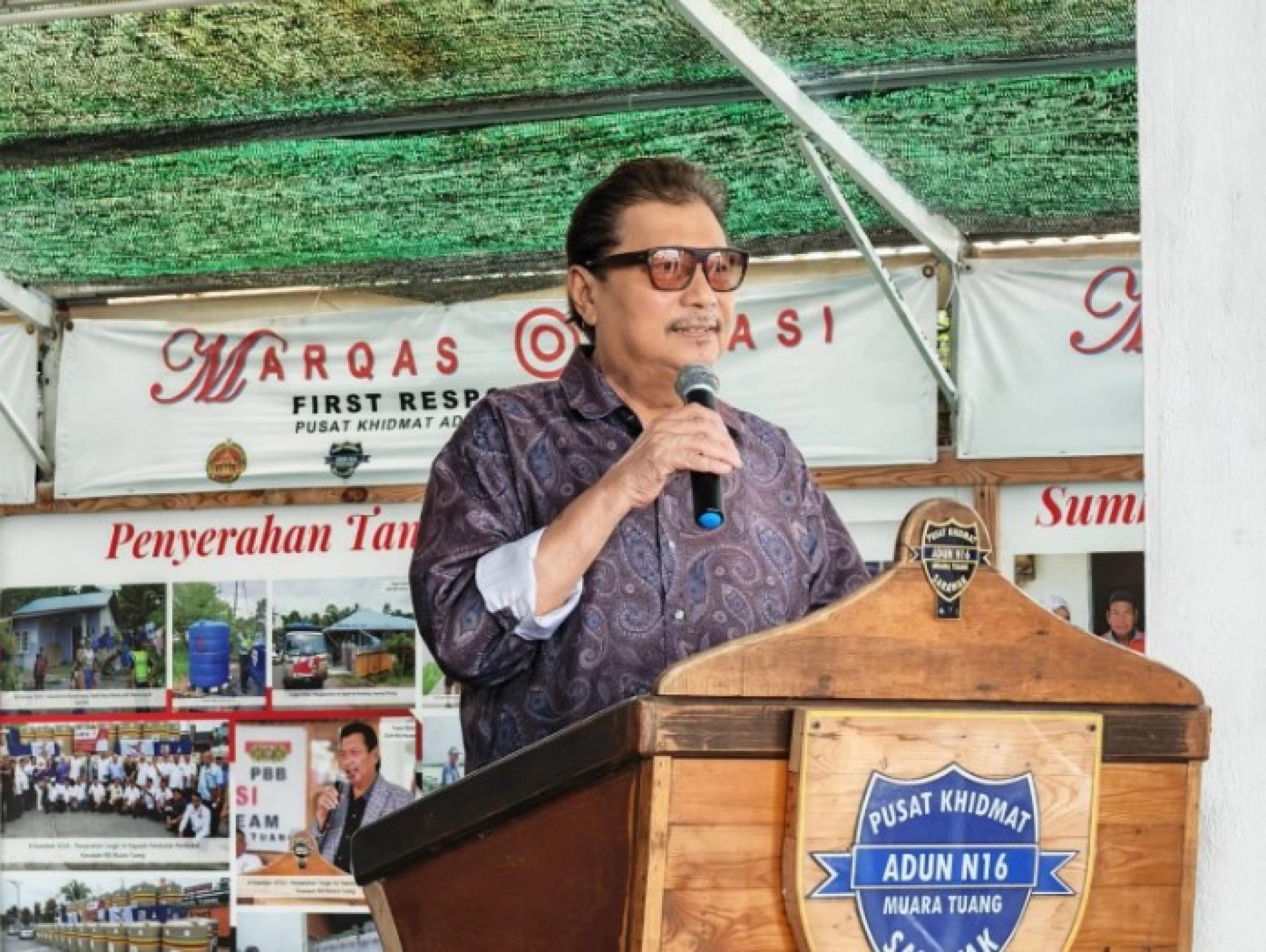 Idris Buang menyampaikan ucapan dalam Majlis Penyerahan MRP PPRMS DUN Muara Tuang 2025 di Marqas Operasi DUN Muara Tuang, Taman Desa Ilmu, di sini, semalam.