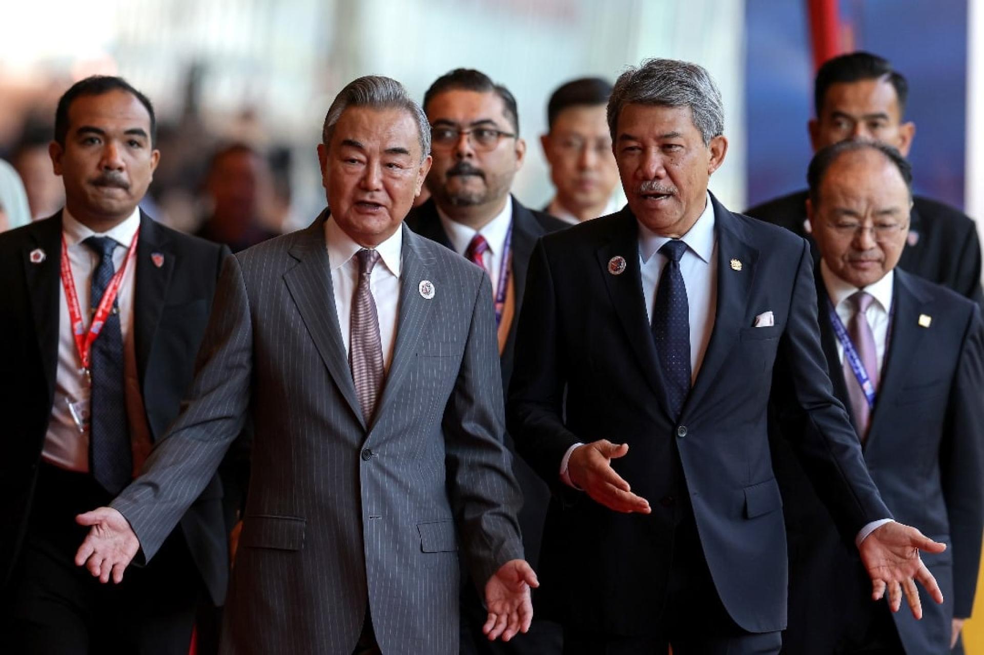 外交部长拿督斯里莫哈末哈山迎接中国外交部长王毅的莅临。