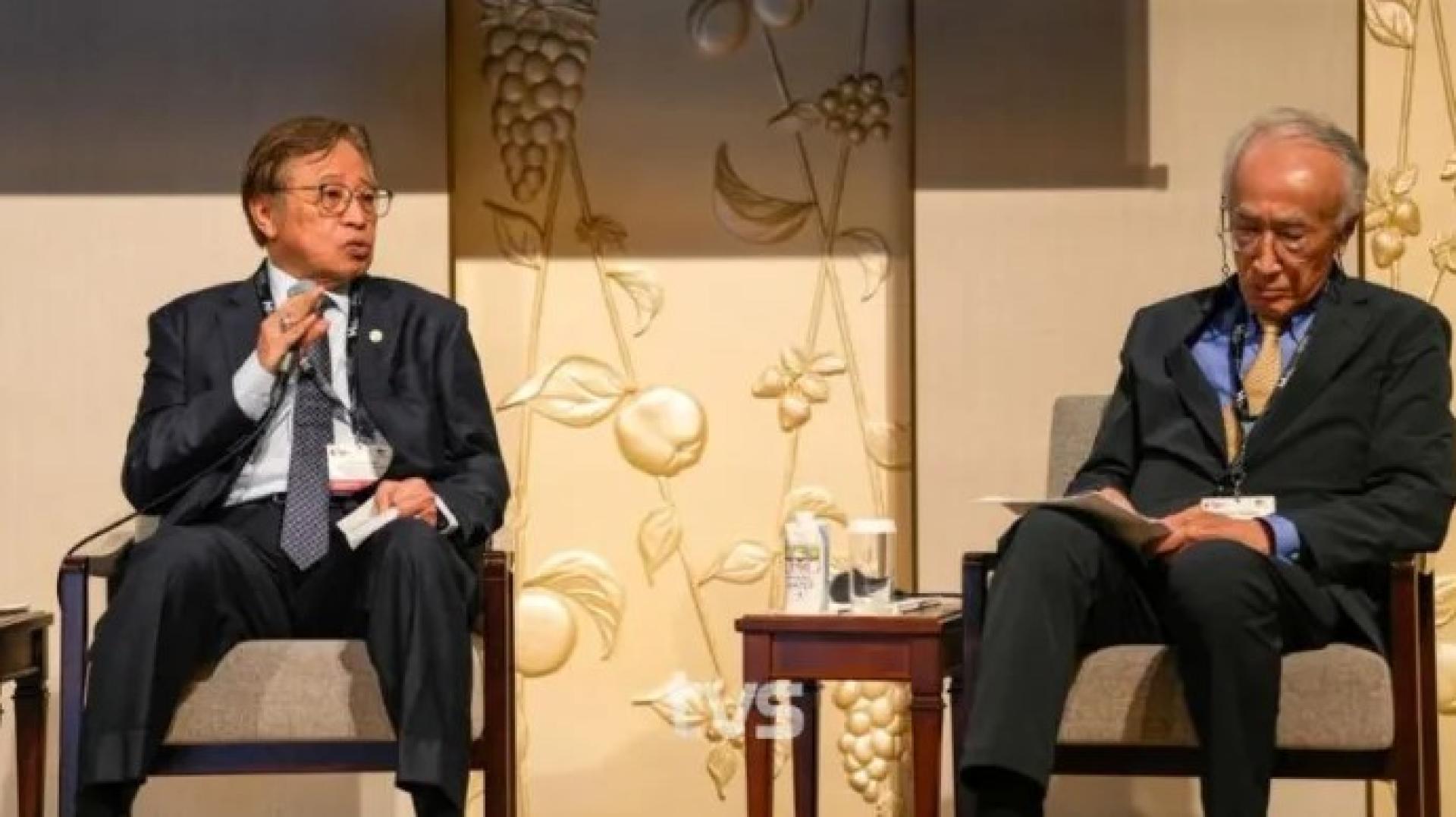 阿邦佐哈里（左）在2025年世界氢能亚洲大会的座谈环节中发表意见（2025年7月10日，东京）。