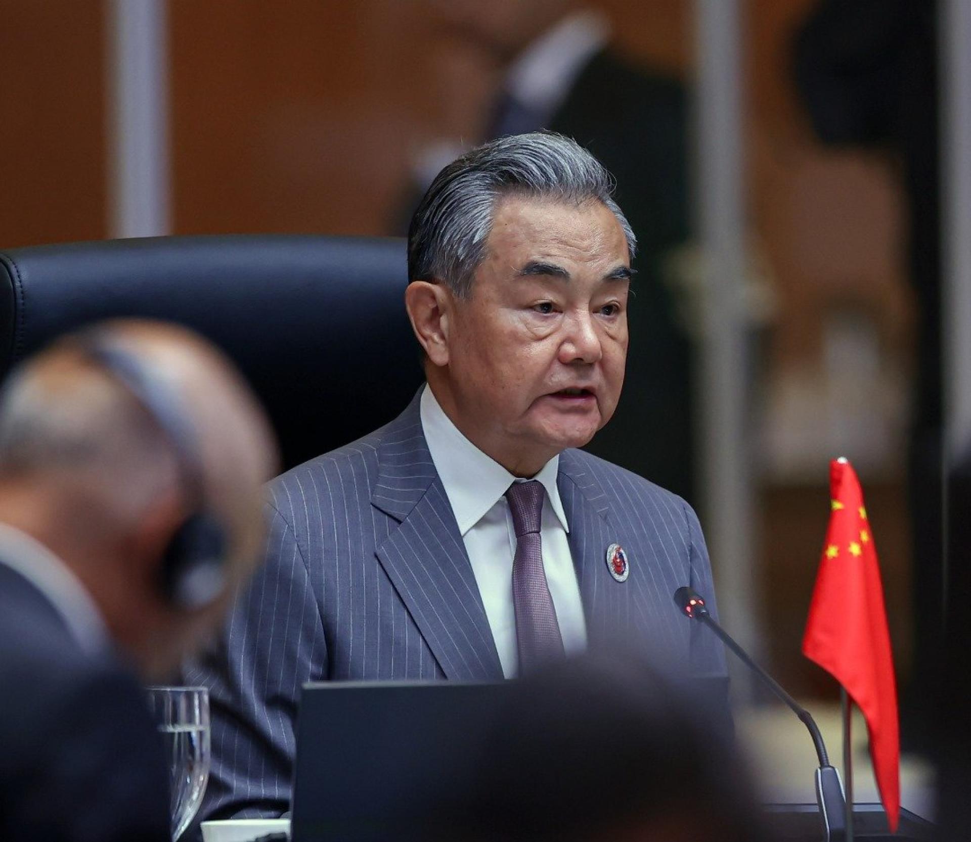 中国外交部长王毅在东盟与中国外长会后会议致词时强调，亚洲安好，世界才能好，并指中国始终将东盟视为周边外交的优先方向，致力于将周边地区打造成人类命运共同体建设的先行区。