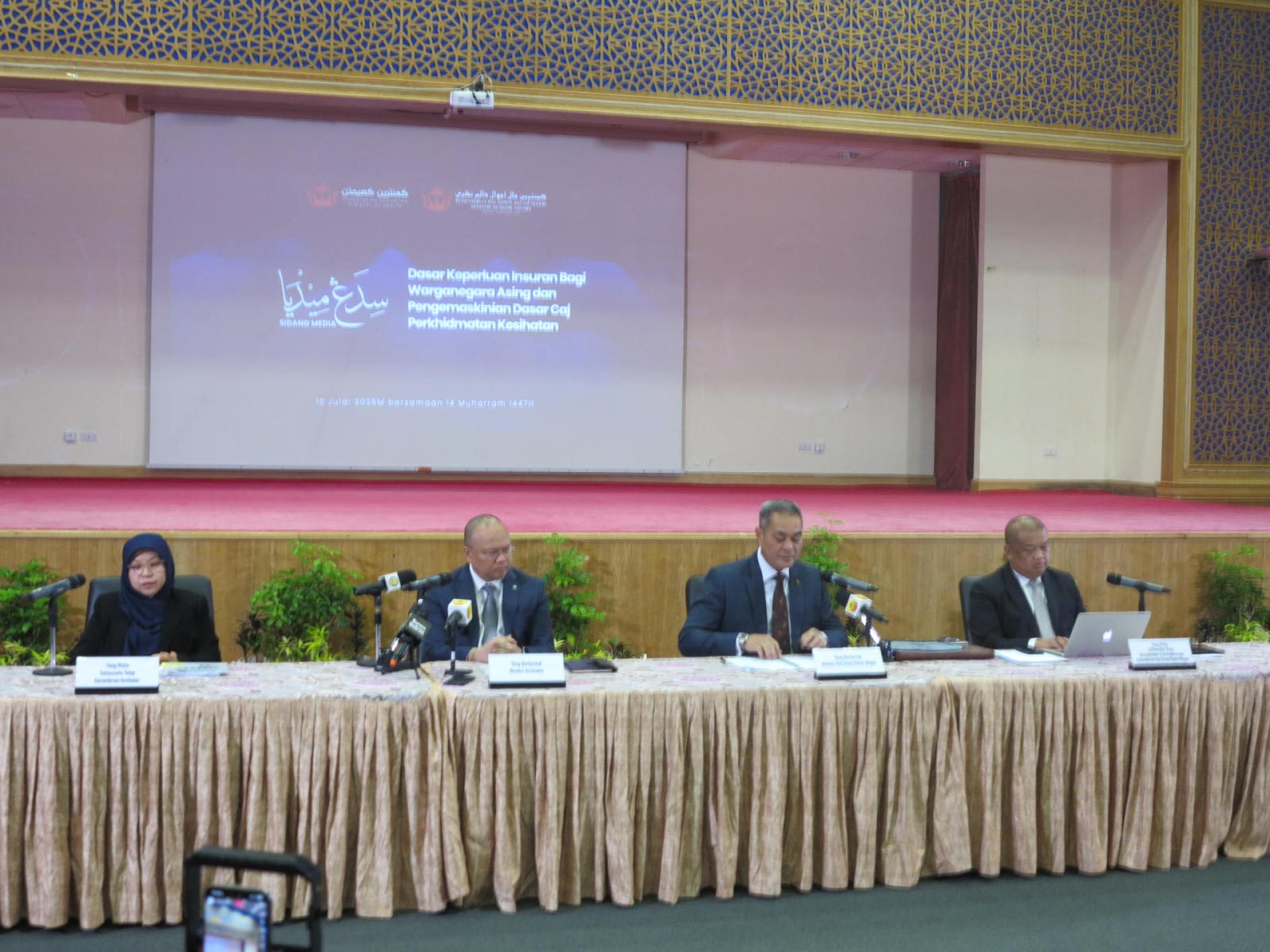 内政部长拿督阿马丁（左三）在新闻发布会上致词
