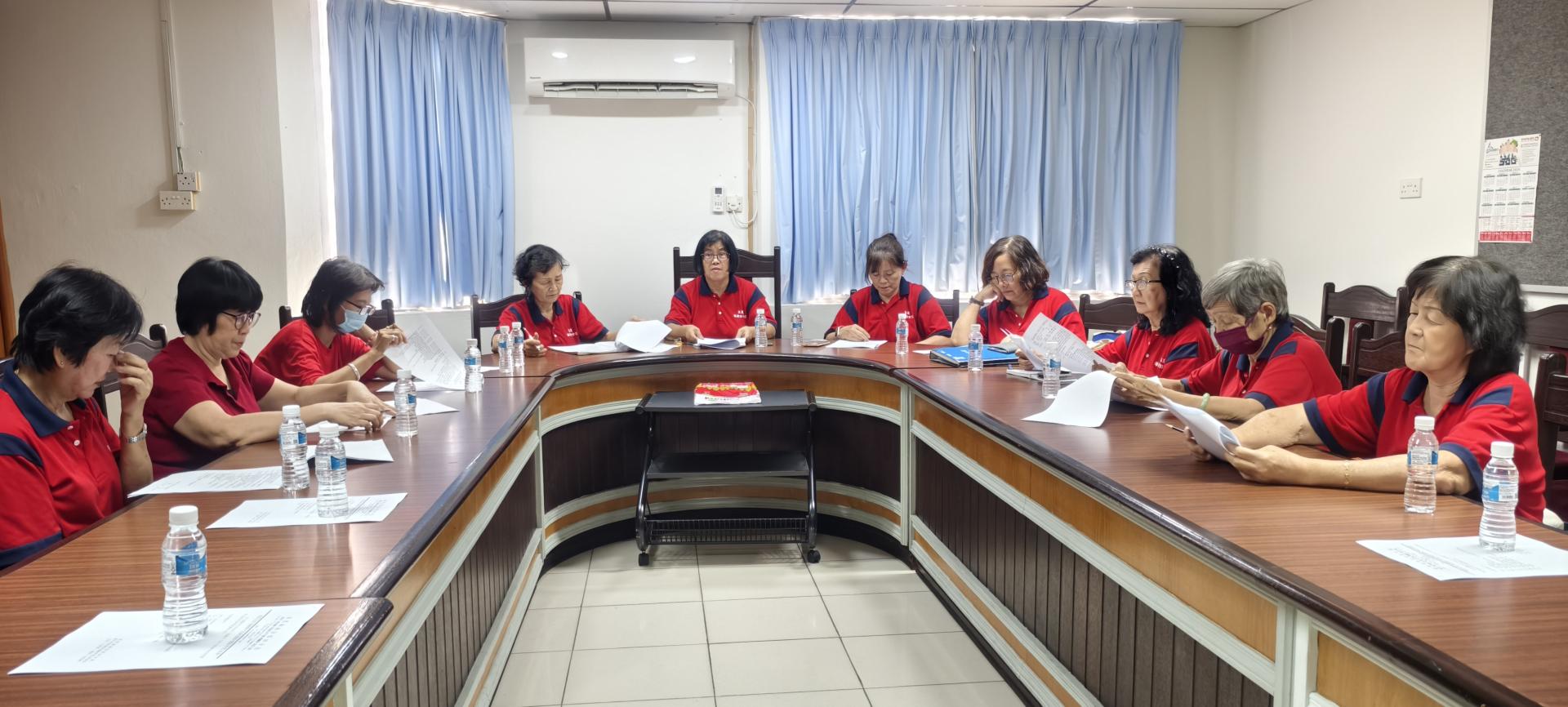 美里海南会馆妇女团主任王亚英（中）主持团员大会。