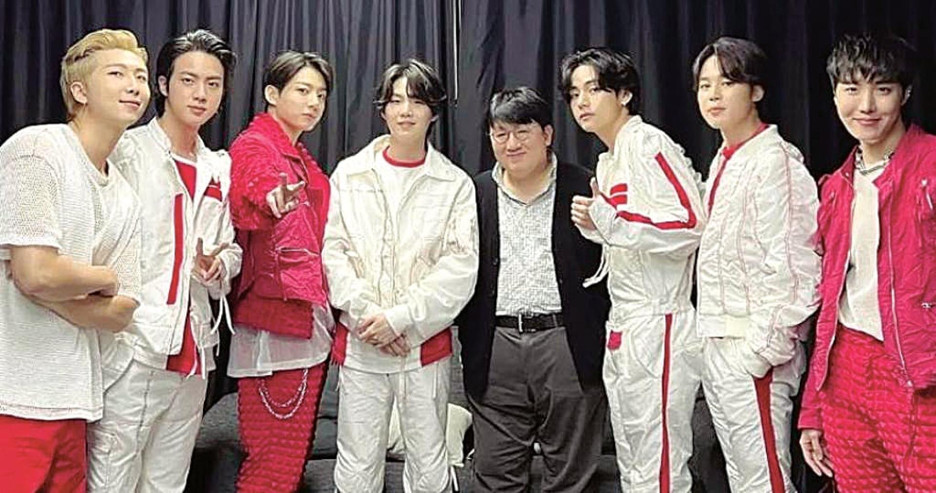 房时爀（右4）是韩HYBE娱乐创办人，也是全球最夯男团BTS（防弹少年团）的伯乐和老板。