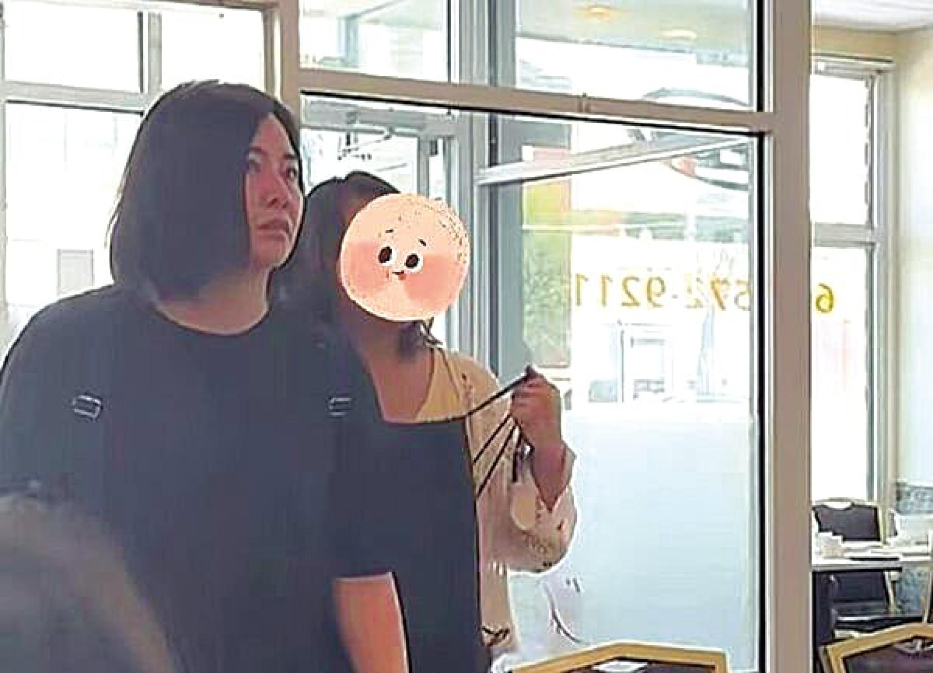 蒙嘉慧跟随老公郑伊健在美国开演唱会，被目击也去了早前郑伊健去的餐厅，如今的她心宽体胖，差点让人认不出来。