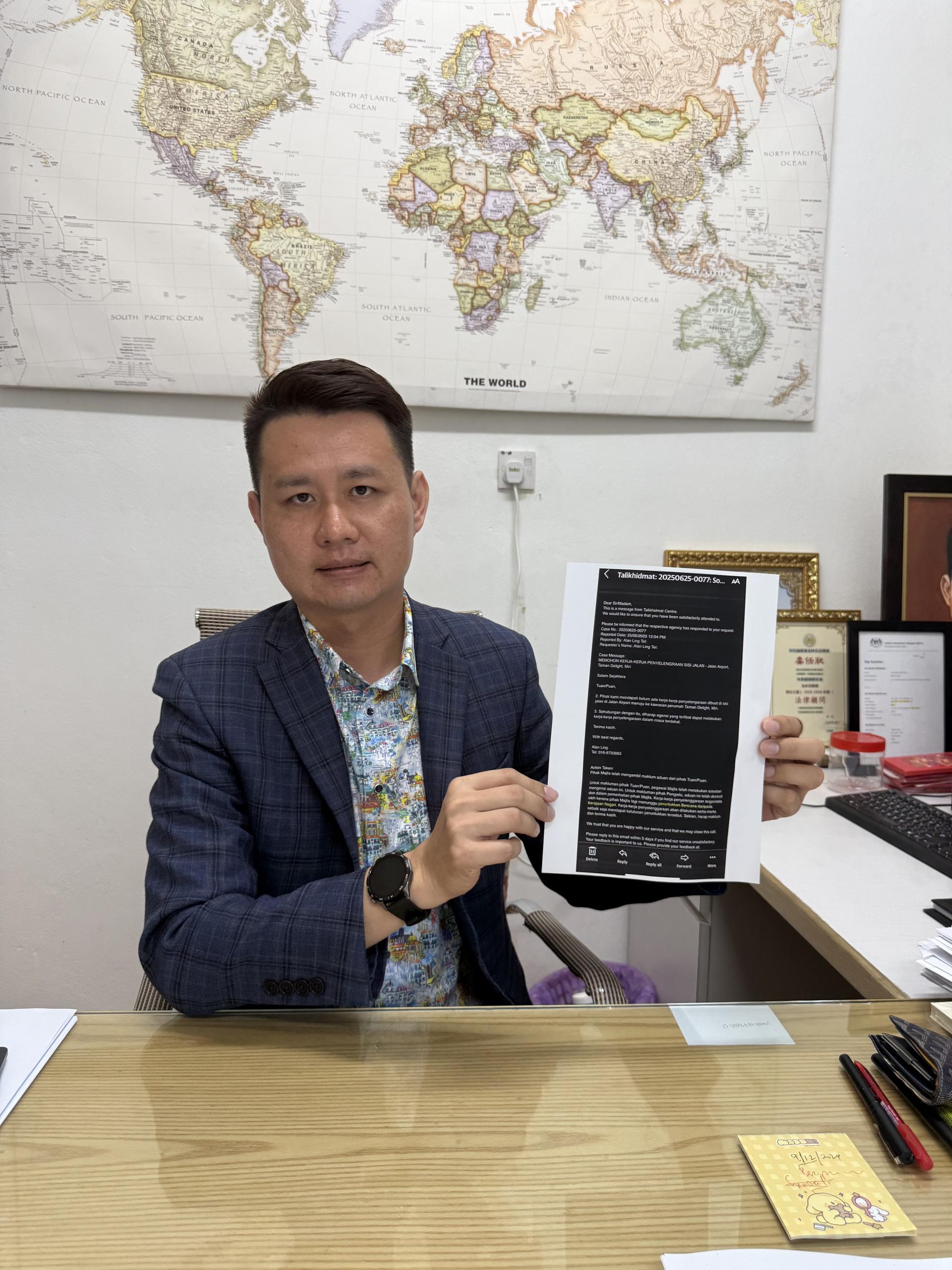 林思健律师展示当局回应“等待拨款”的公函，呼吁加快修复地陷路段，保障民众安全。