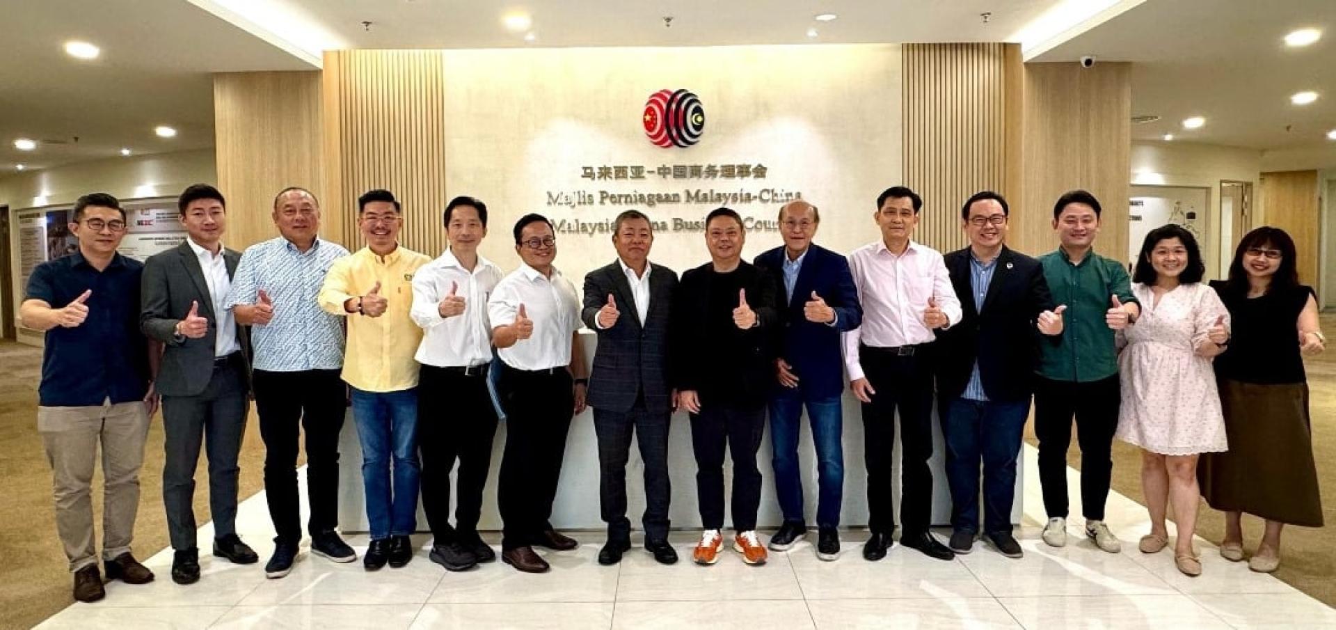 中国-东盟（马来西亚）企业家协会（CAMEA）第4届（2025-2028）新任领导层出炉，拿督林恒毅（左8）获推选为会长，其余委员为袁源浩（左起）、马志宏、拿督叶绍平、拿督林文祥、扬子威、林源信、拿督马汉坤、、马志华、林坤民、黄挺伟、林俊宝、赵鎂琪、Ms. Angie（代表林湕渂出席）。
