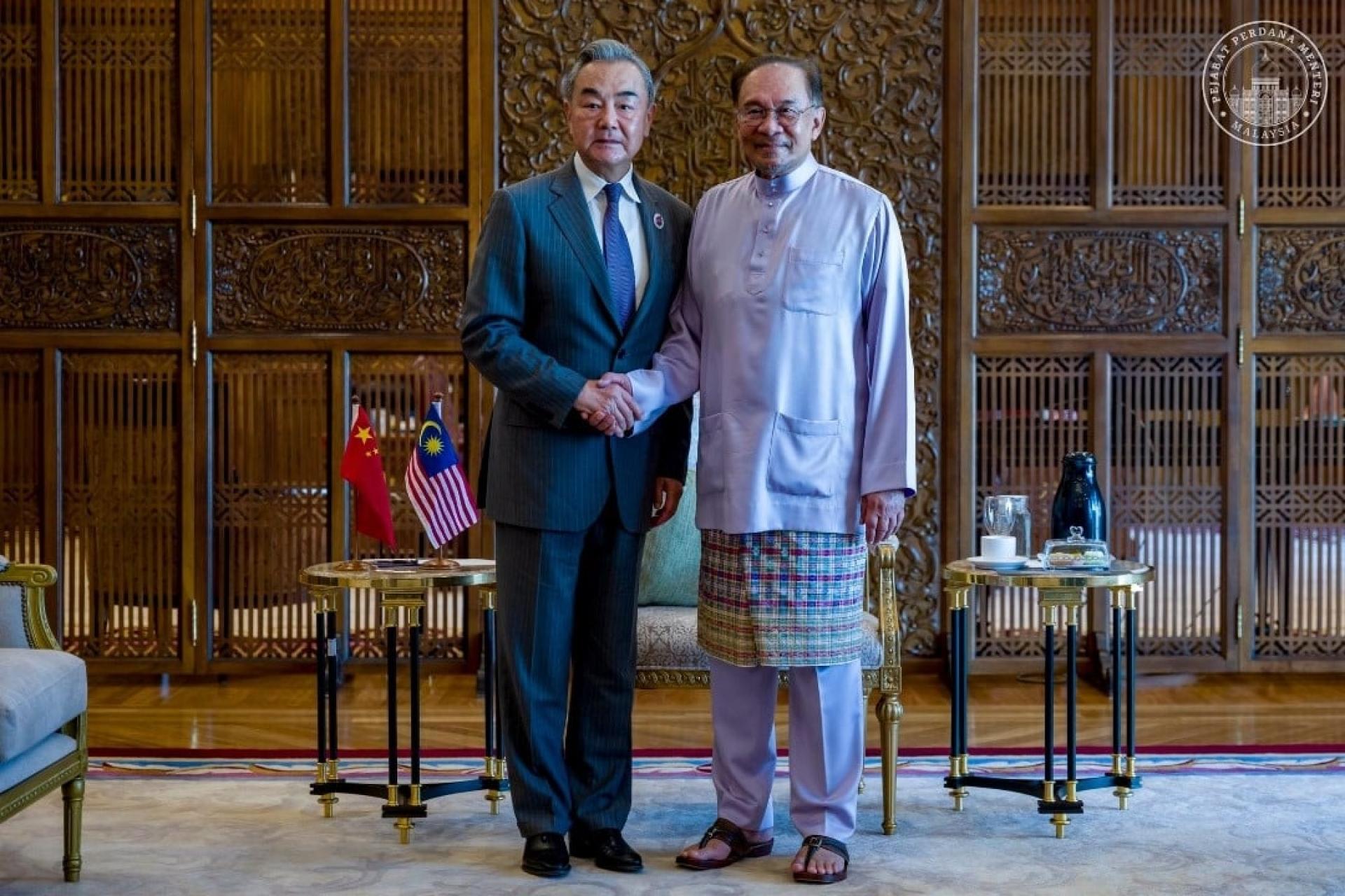 首相拿督斯里安华在办公室会晤中国外交部长王毅，并感谢中国支持东盟关于缅甸局势的五点共识。