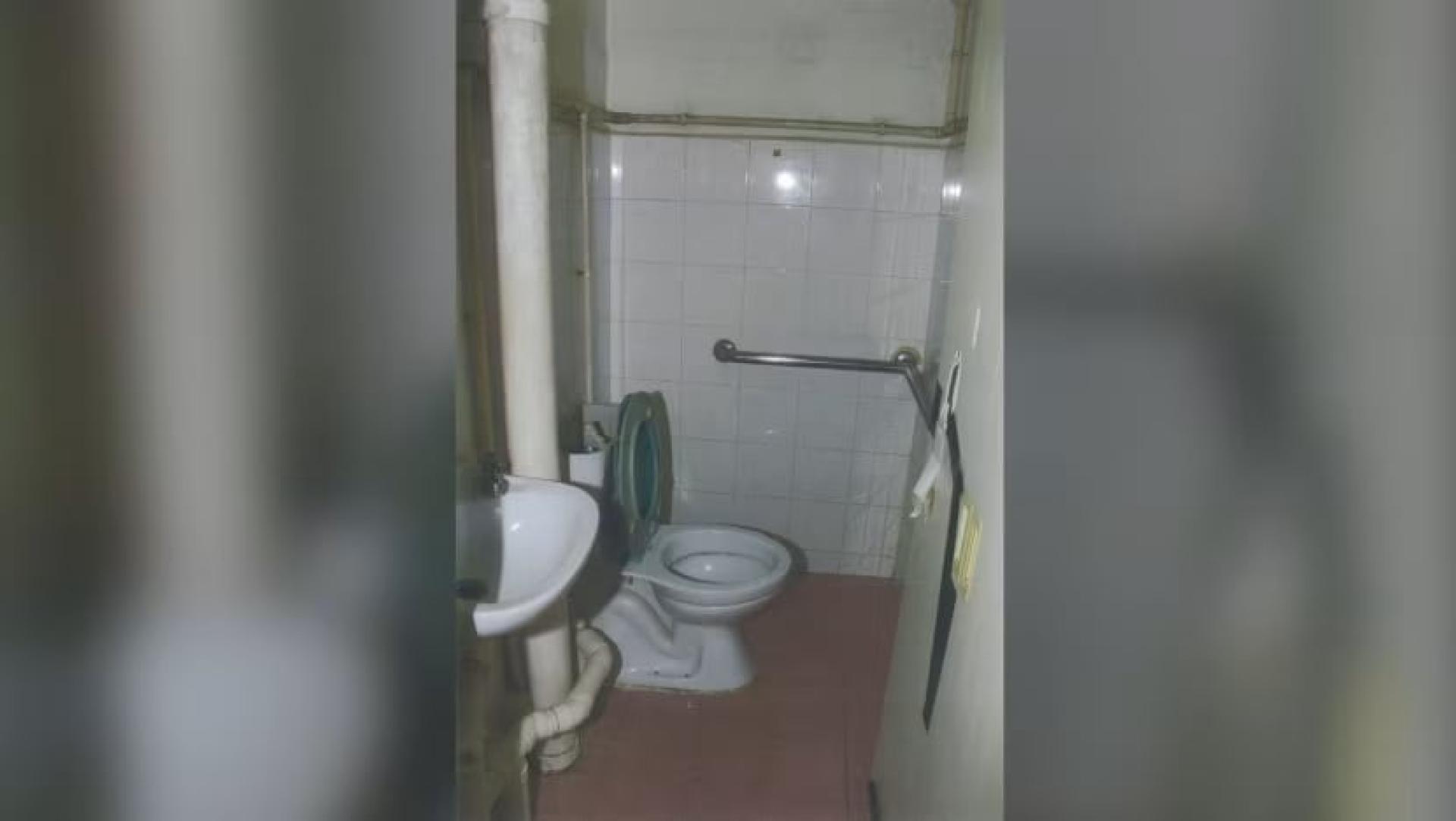 被告的虐童行径包括连同妻子将子女赤裸禁锢在家中厕所，一天仅给孩子吃上两餐，以致小姐弟饿得吃自己的粪便充饥。（图：法庭文件）