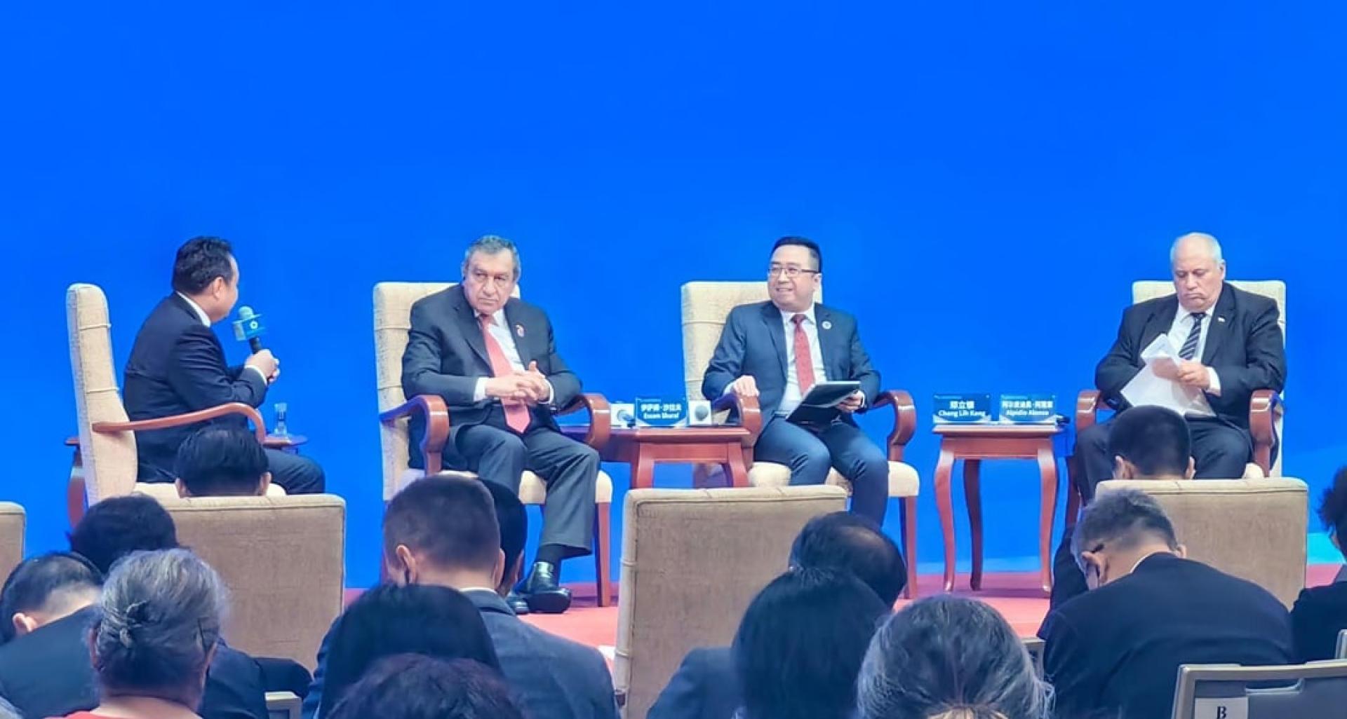中共中央宣传部副部长王纲（左起）、埃及前总理兼可持续发展基金会主席伊萨姆·沙拉夫、郑立慷及古巴文化部长阿尔皮迪奥·阿隆索。