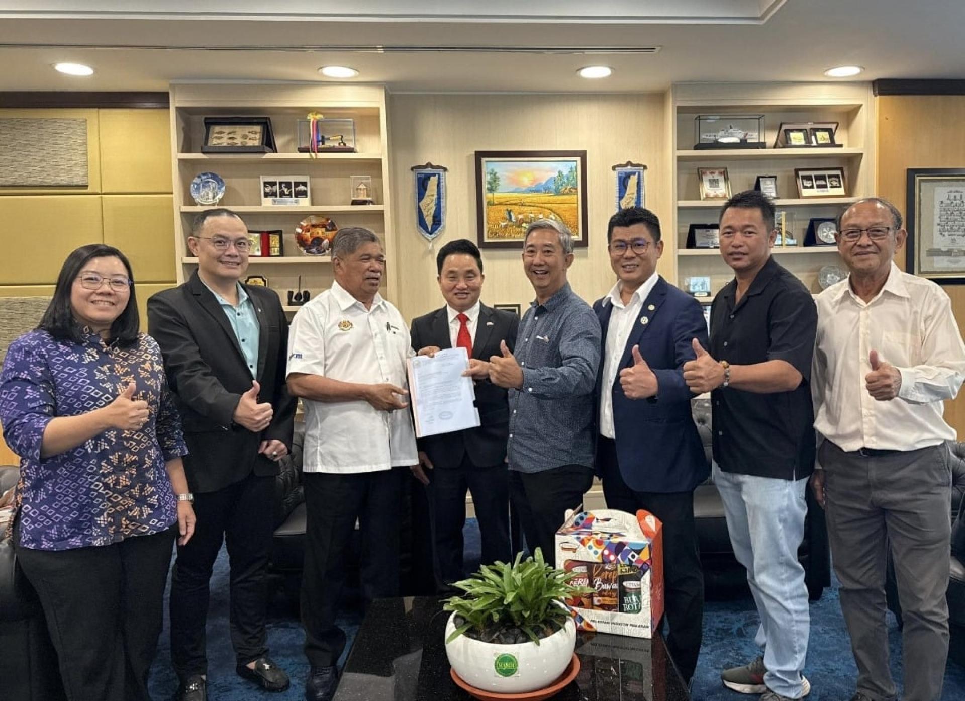 谢添僖（右4起）在黄瑞林与马来西亚渔业总会代表的见证下，移交备忘录予末沙布，左为黄渼沄。