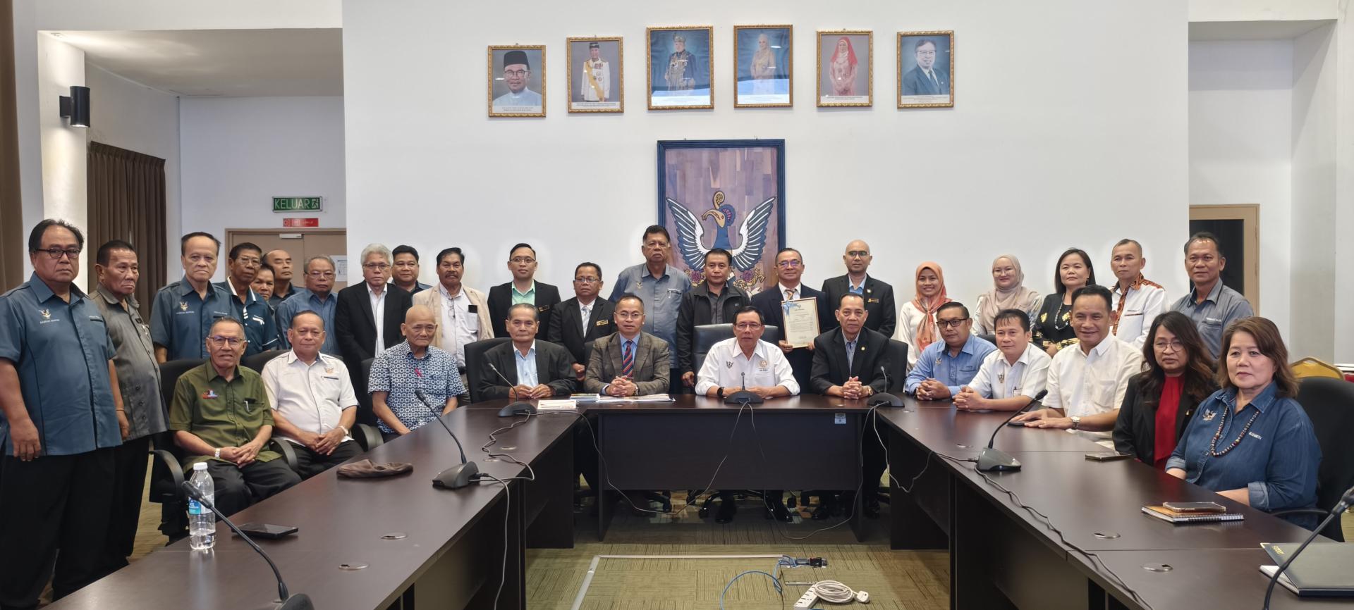 前排左5起为美里省长卡隆鲁安，砂食品工业、原产品及区域发展部长拿督斯里史蒂芬伦迪，砂公共卫生与房屋与地方政府部副部长拿督朋光玛吉在颁发美里省伊班族社会领袖“天猛公”委任证书给Bonifice Bada后，与全体出席者合影留念。