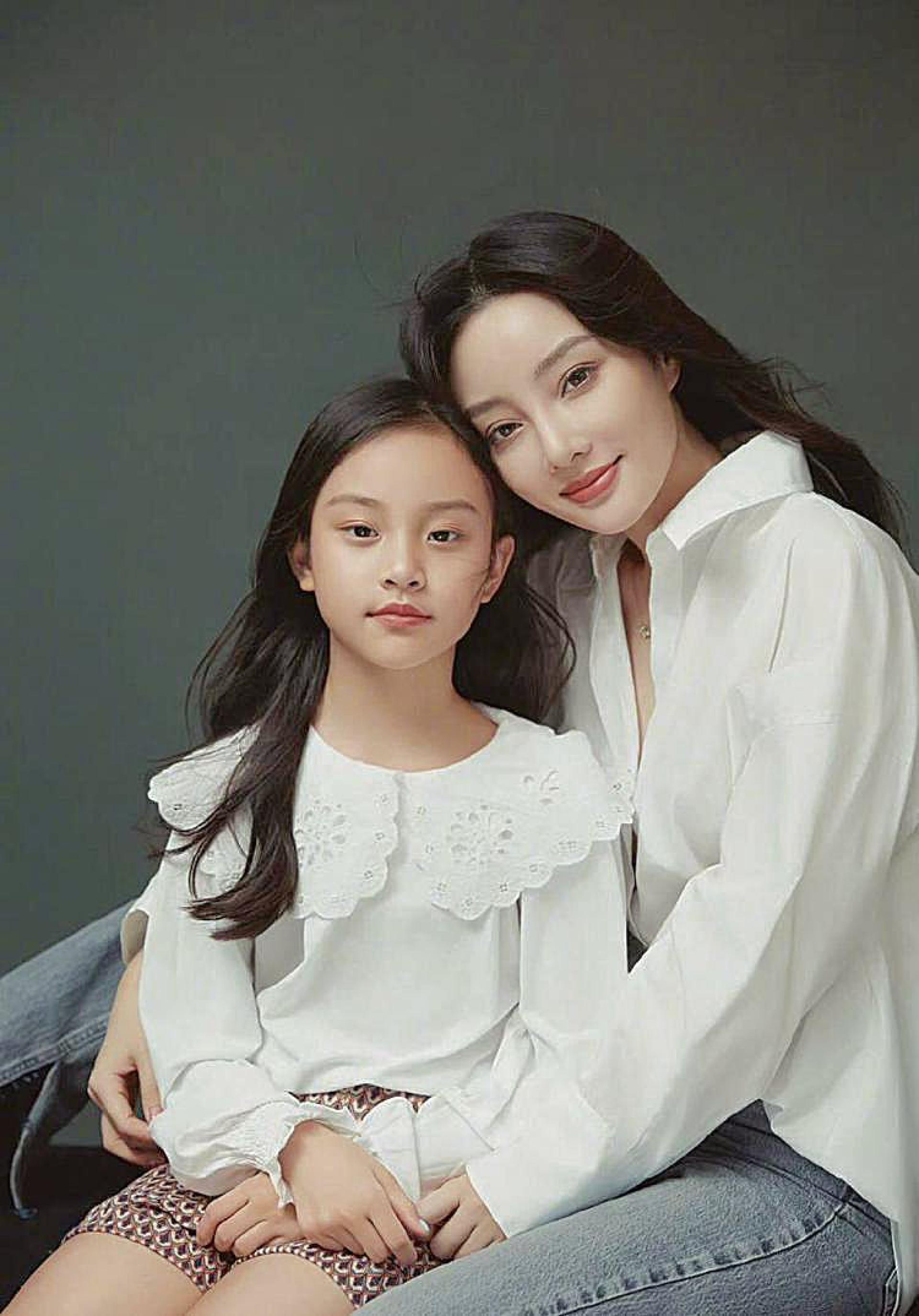 李小璐育有一女甜馨。