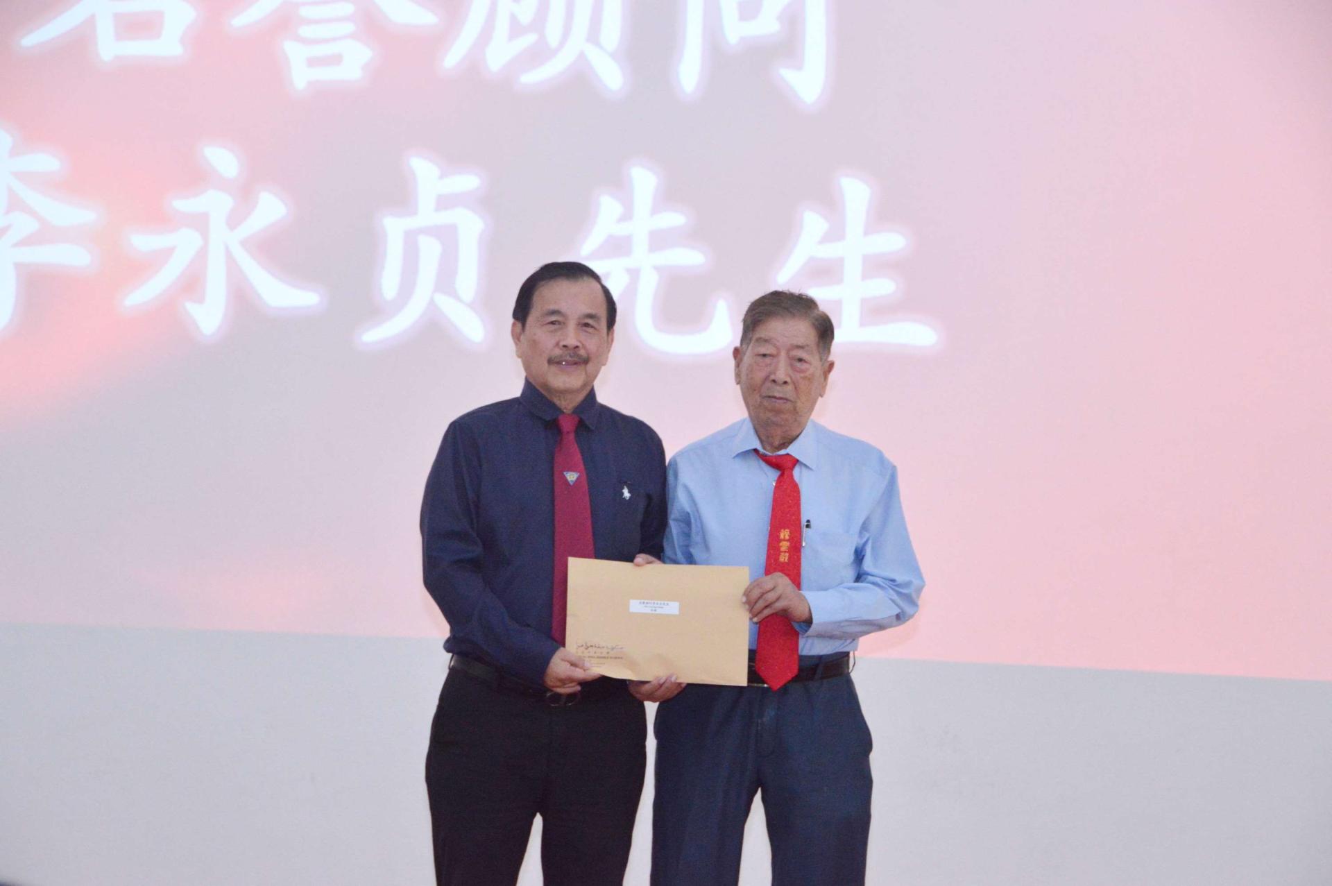 汶中副董事长林登财颁发感谢状予赞助人李永贞