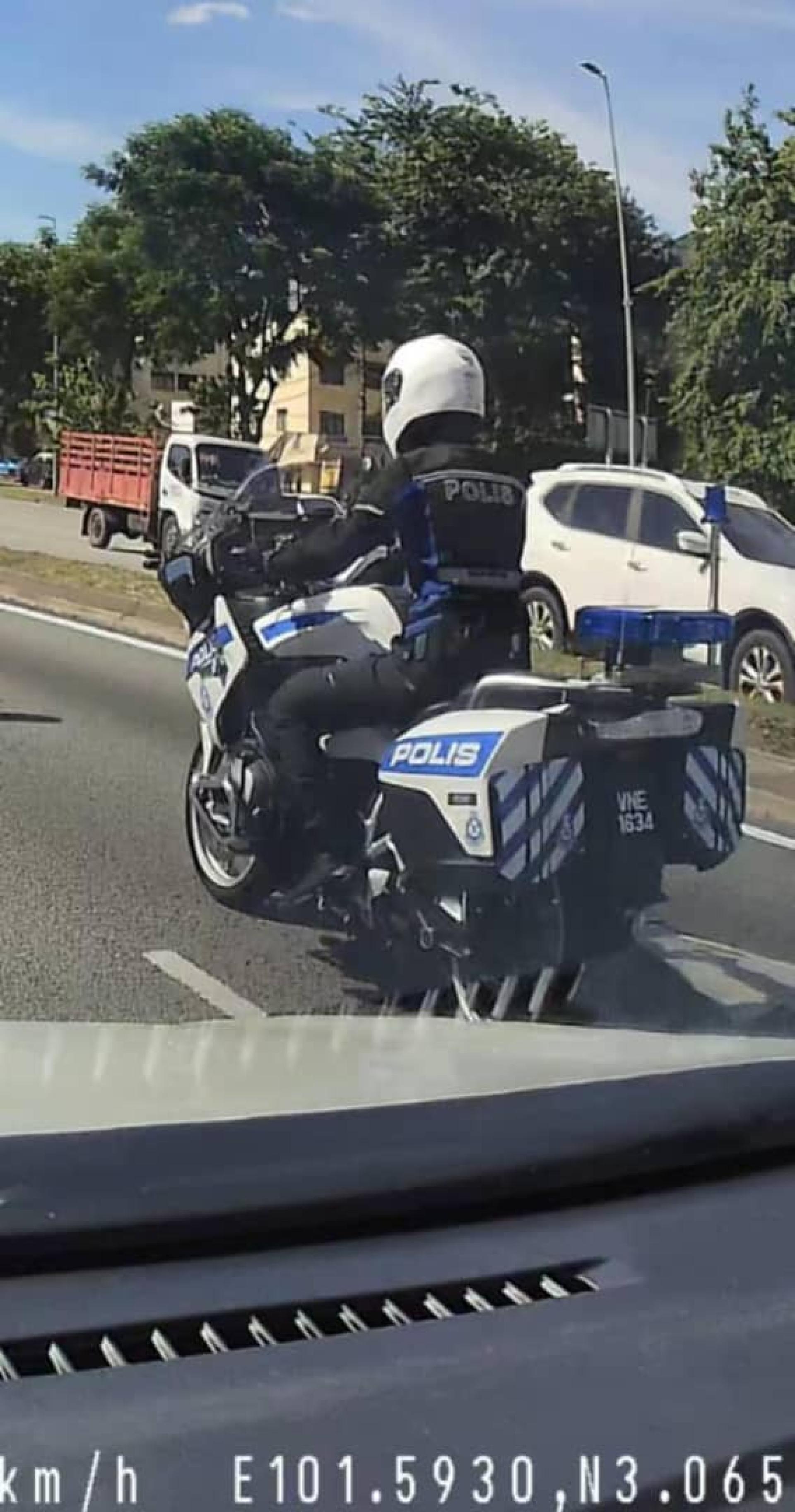 警方澄清，有关与一辆摩托车发生碰撞的大型摩托车骑士，确实是警察，但事发后曾停下来提供援助，不曾肇事逃逸。