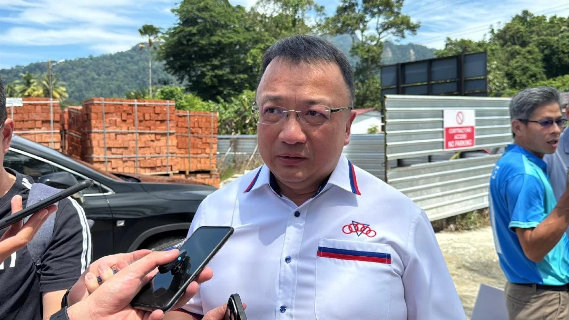 JAWAB…Jonathan menjawab soalan daripada pemberita ketika ditemui selepas lawatan ke tapak pembinaan SJKC Chung Hua Batu 11, Matang bersama Timbalan Premier Datuk Amar Dr Sim Kui Hian dan ADUN Tupong, Datuk Fazzrudin Abdul Rahman hari ini.