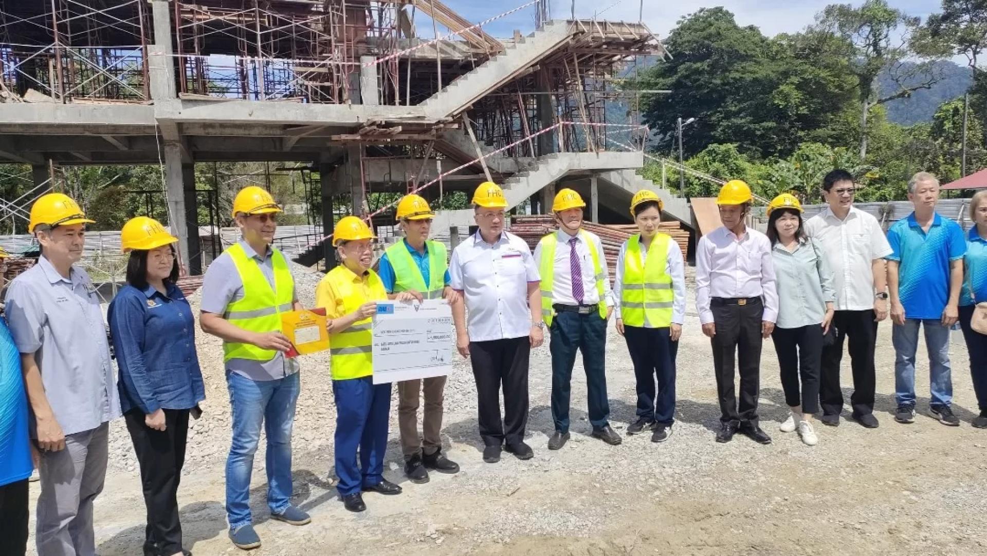 RAKAM KENANGAN… Dr. Sim (empat kiri) dan Fazzrudin (tiga kiri) semasa lawatan ke bangunan baharu SJKC Chung Hua Batu 11 Matang, hari ini.