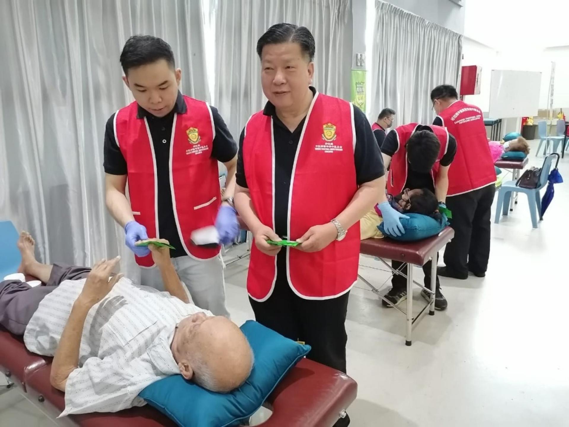 江宗兴（右1）欢迎有健康需求的民众，届时前往义诊现场接受服务，亲身体验中医问诊与传统调理方法的疗效。