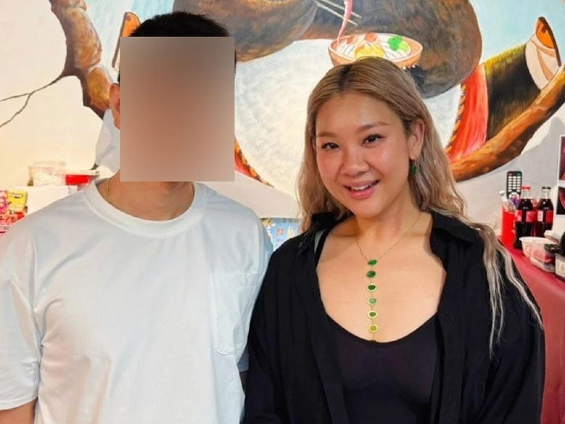 郑欣宜现身面馆，颈部、耳部仍有泛红。