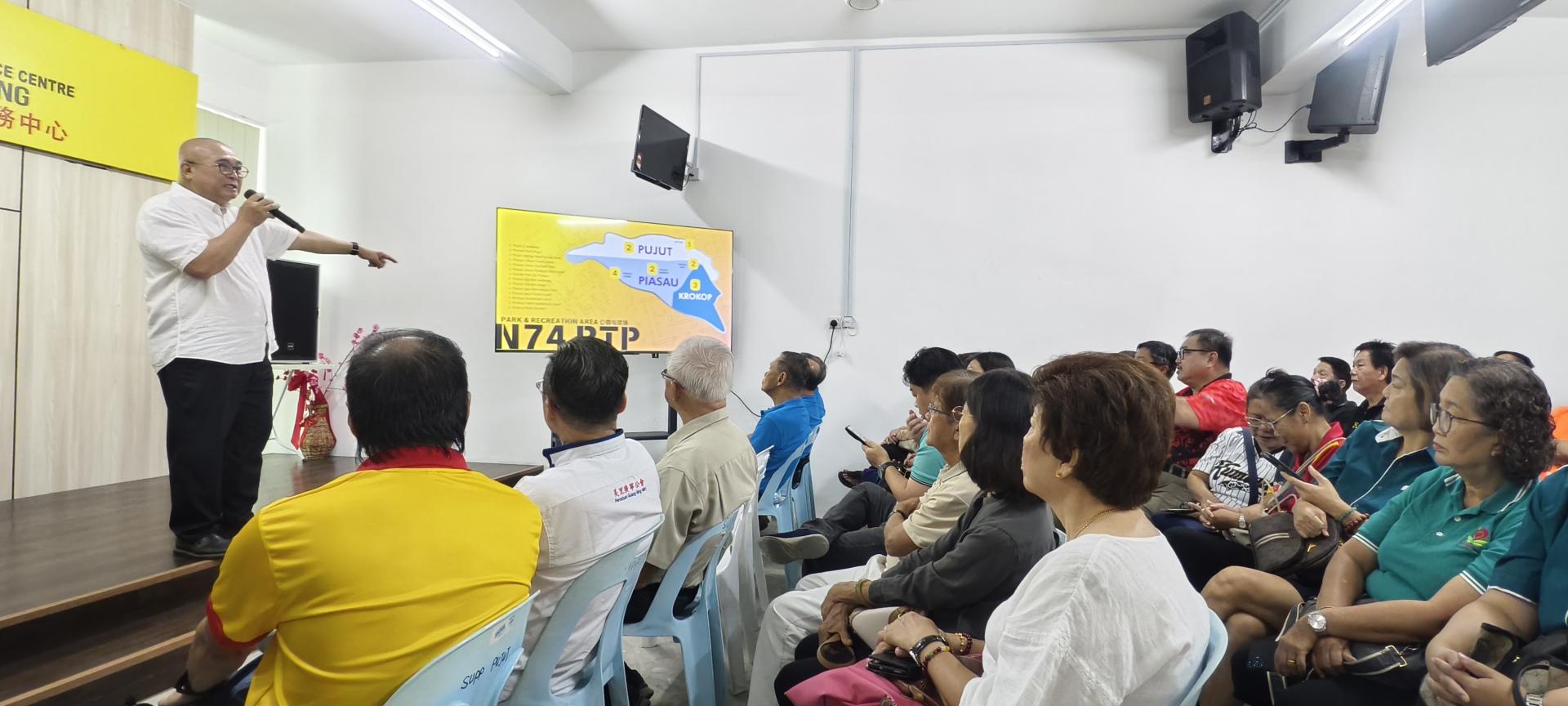 埔奕区州议员兼美里市长俞小珊移交支票予各受惠团体时，与在场人士分享选区在休闲与运动  设施方面的最新发展成果。