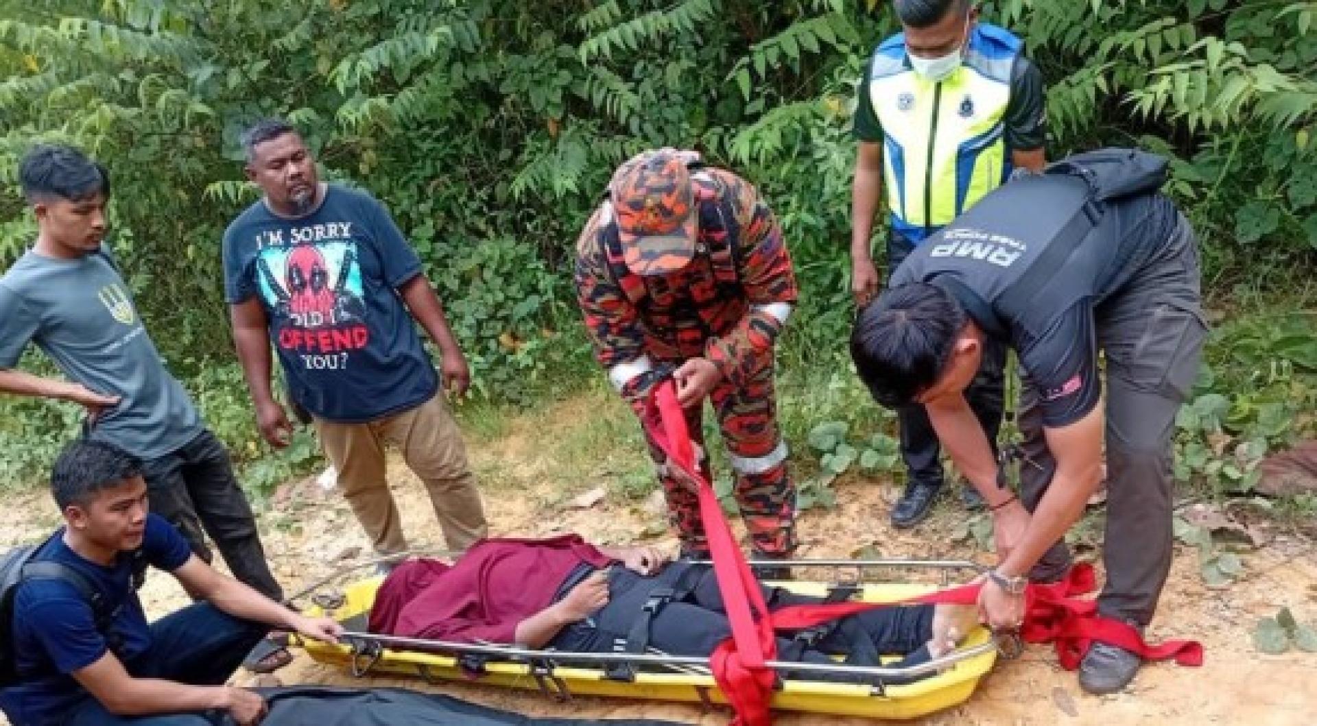 消拯员准备把死者的遗体抬下山。