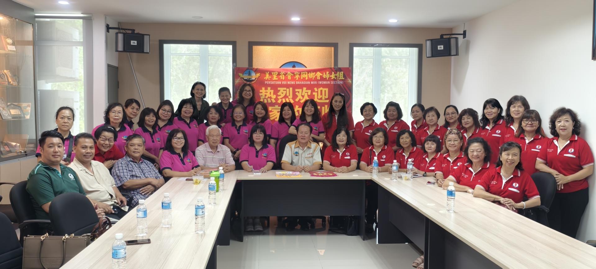 美里省华总妇女组拜访美里省会宁同乡会，与该会妇女组交流合影。前排左3起为会宁同乡会名  誉会长江顺诗，美里省会宁妇女组兼全国妇女组名誉主任江梅花，名誉会长江绍权，妇女组主任江月仙，会长  张志明及华总妇女组主任李瑞香。