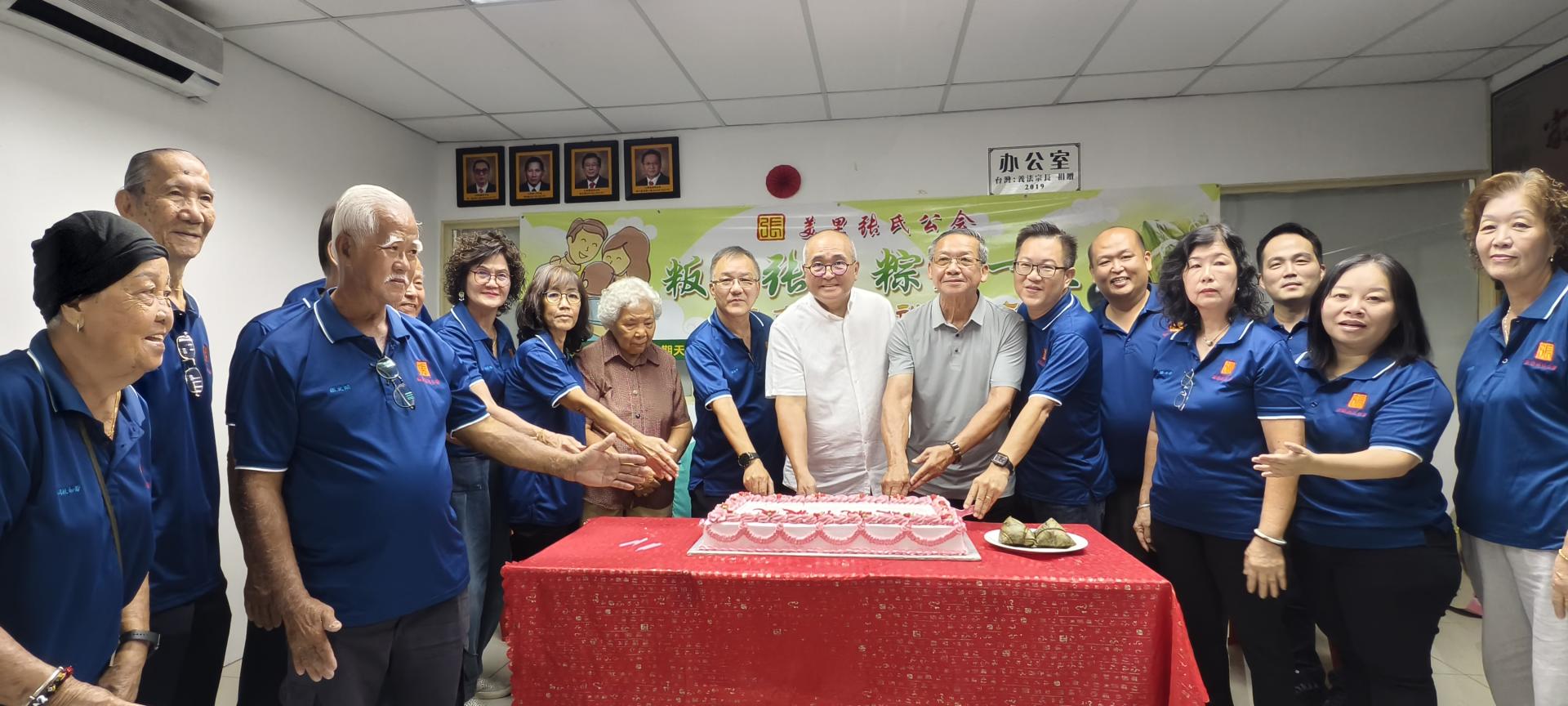 众嘉宾于双亲节暨端午节“粄来张口.粽爱一生”共切蛋糕仪式。