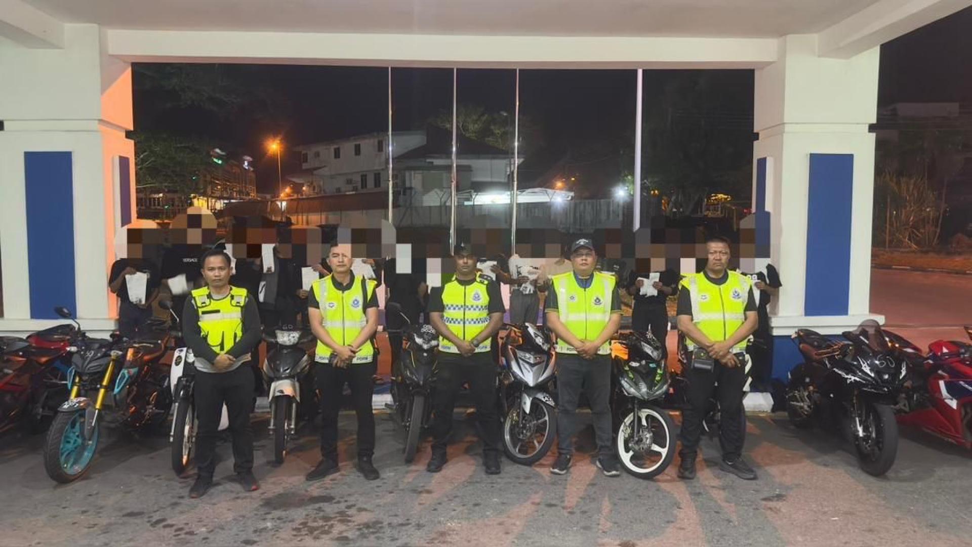 美里警方于12日晚展开交通执法行动，共扣押18辆摩托车，并开出61张交通罚单。