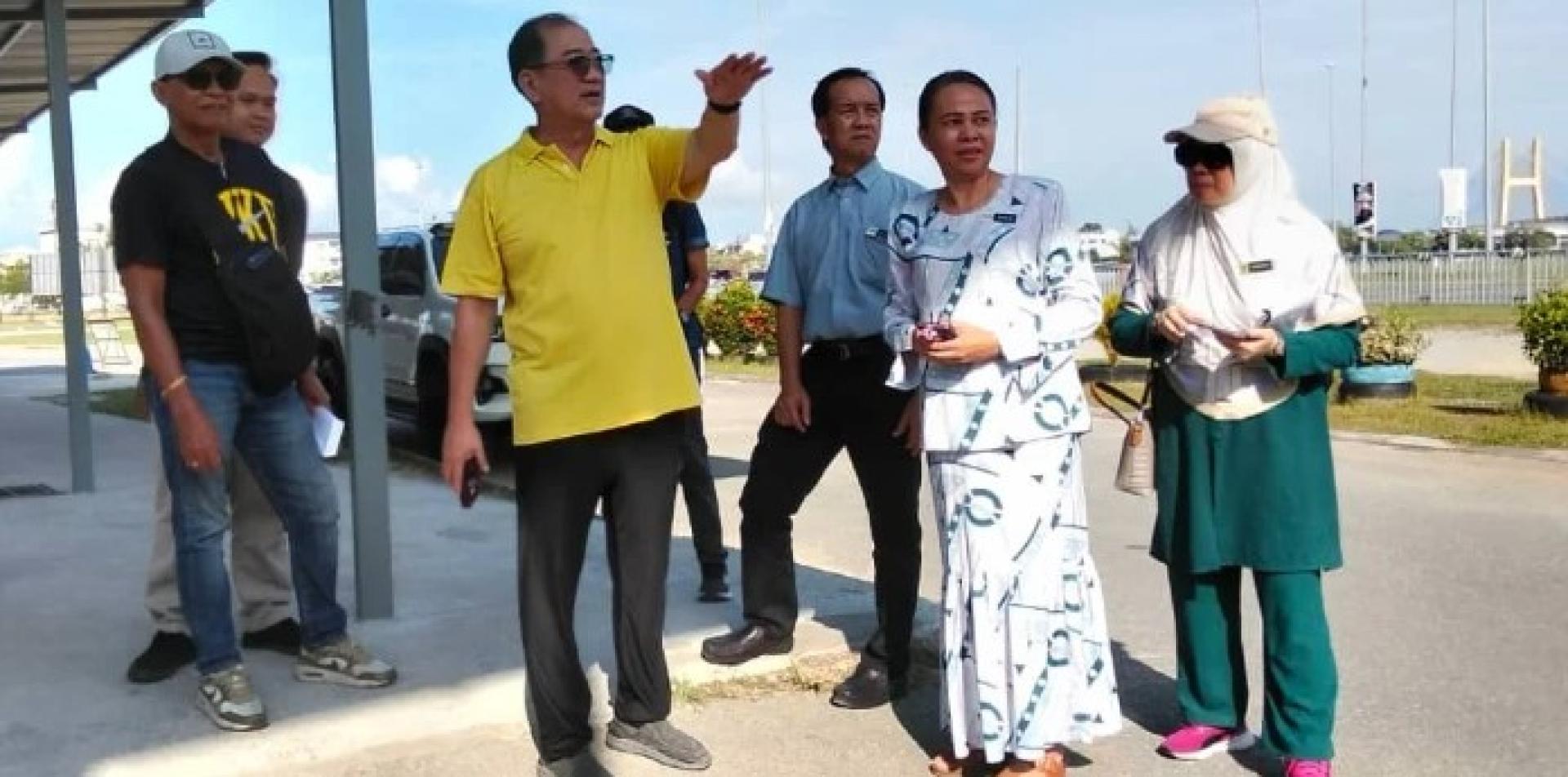 潘隆铭与校长Evelyn Jali巡视圣安东尼国小校园环境，评估所需提升之处。