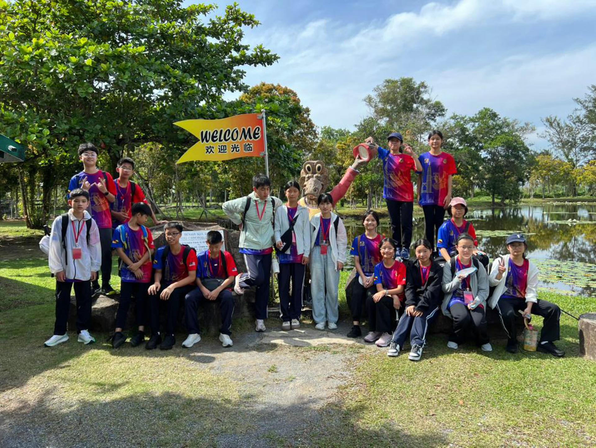廉中师生携手屏南华侨中学学生参观鳄鱼园。
