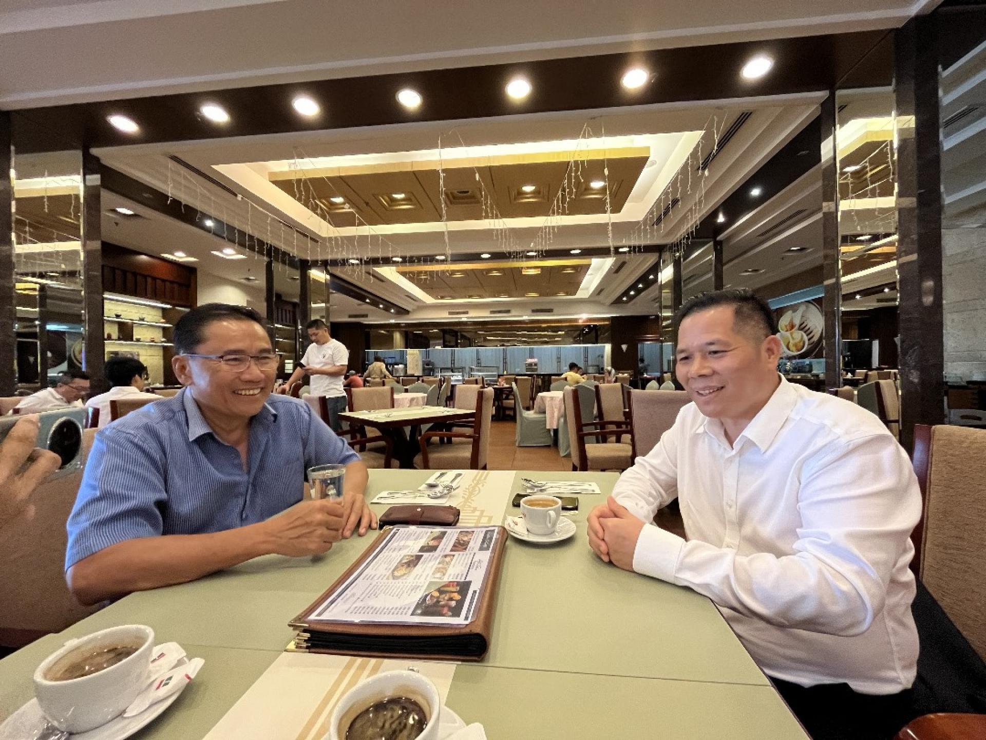 美里广宁公会创会会长邓谕强（左）与世界广宁联谊（澳门）总会会长高长城接受采访时摄。