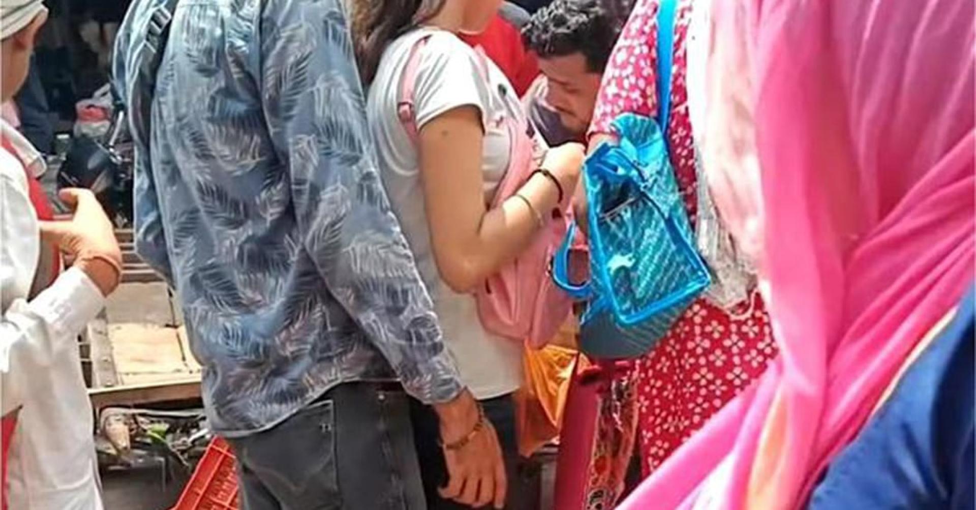 据现场视频显示，一些女性在拥挤人群中被陌生男子强行搂抱、伸手触碰敏感部位，甚至有女性被一群年轻男子围堵推搡、贴身摩擦。