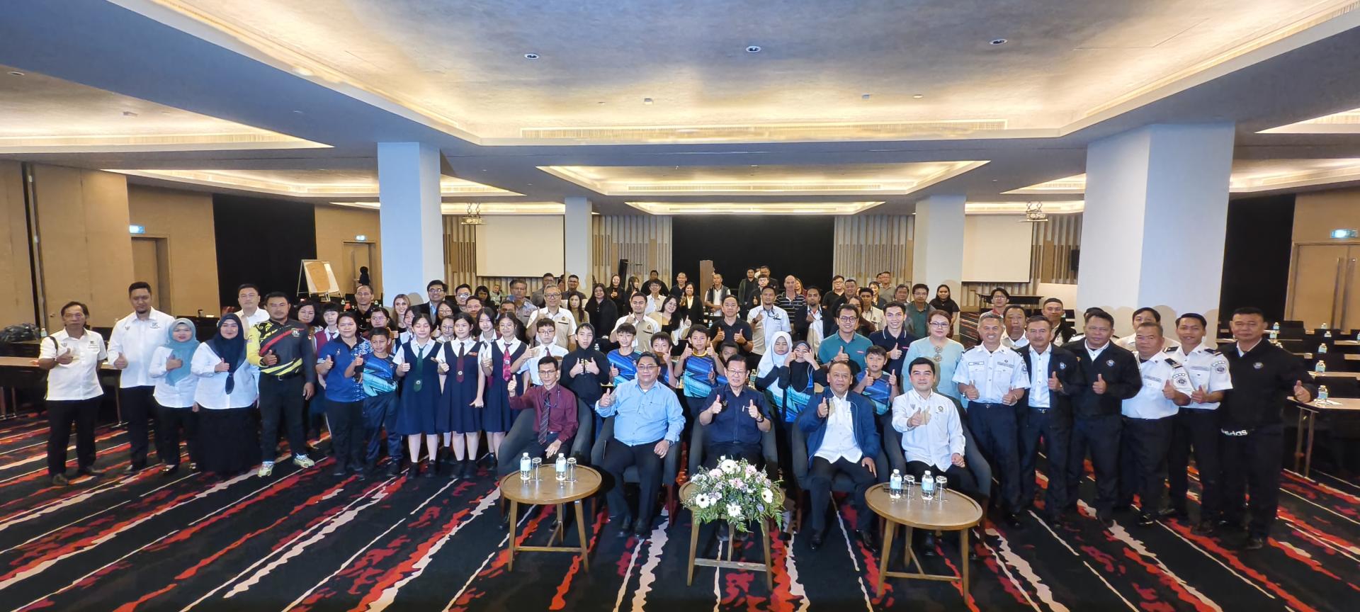 砂交通部长拿督斯里李景胜（中）出席“河流安全工作坊暨清洁运动”，与嘉宾、与会者合影留念。